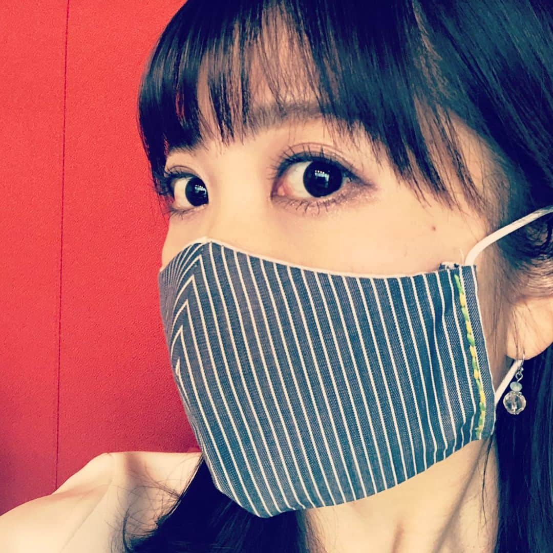 黒田菜月さんのインスタグラム写真 - (黒田菜月Instagram)「しましますく🦓😷 #デニムマスク #手作りマスク #無印良品 @muji_global  #ハンドメイドマスク #ステッチ #刺繍初心者  #柄マスク #意外といけるんじゃないか  #ガーゼマスク #肌に優しい  #マスク作り #マスク職人 #手縫いマスク  #おしゃれマスク #マスク女子 #女子アナ #アナウンサー #自宅待機 #おうちじかん #おうち時間向上委員会  #おうち時間を楽しむ  #マスク寄付したい  #マスク欲しい人と繋がりたい  #マスクプレゼント企画  #みなスポ @minaspo_sbs  #stayhome #おうち時間 #手芸 #手芸女子 #マスクプレゼント」4月25日 18時35分 - nyaaatsuki_krd