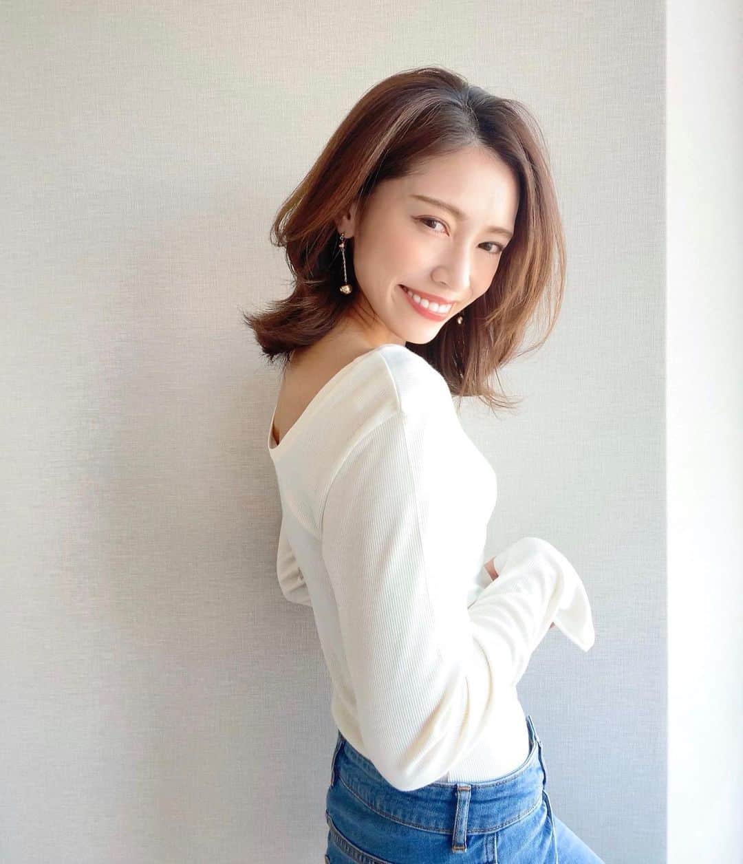 のインスタグラム：「*﻿ 引きこもりにも慣れて来ちゃって﻿ 届いたばかりの洋服やコスメを試して楽しんでいた1日でした😅﻿ ﻿ ﻿ tops#lavishgate﻿ pants#zara﻿ ﻿ ﻿ ﻿ 毎日のお料理も楽しいですが﻿ 週に1度は出前やテイクアウトの日に😊🥢﻿ 今日は鰻にしたよ〜✌️﻿ ﻿ ﻿ ﻿ ﻿ #fashion#fashionstyle#fashiongram#instafashion#outfit#ootd#dailylook#etincelle_official#패션#오오티디#ファッション#コーデ#デニムコーデ#ザラジョ#春服#春コーデ#バックオープン#ラビッシュゲート#シンプルコーデ#おうち時間」