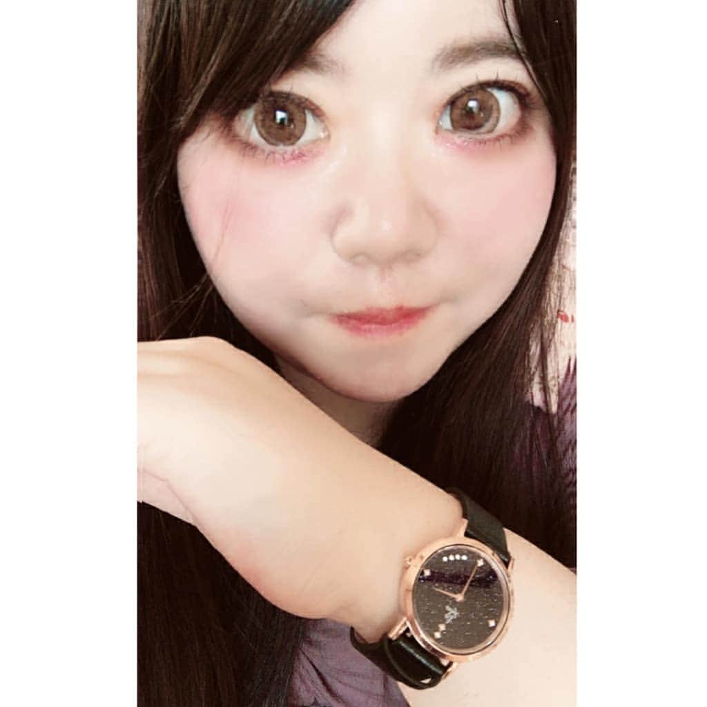 hoshizaki eriのインスタグラム：「. キラキラ✨ハワイの星空の イメージされた時計【Lia Kulea】 ベルトの色違いで3色持ってます🙆 それくらいお気に入り！✨💓 . 【eriii323】で10%OFFになるので 良かったらオソロにしましょう💕🍀 . . #腕時計 #liakulea #腕時計 #時計 #腕時計倶楽部 #手元倶楽部  #watch #kirakira #夜空🌃 #おうち時間 #pleaselikeit #likebackalways #followme #followback #相互フォロー #스타일링 #팔로미 #japanesegirl #読者モデル #インフルエンサー #美容ライター #pr @liakulea_japan」