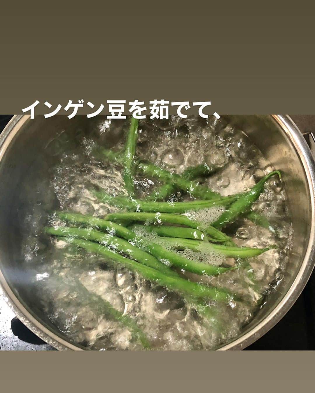 utoshさんのインスタグラム写真 - (utoshInstagram)「【レシピ付き】インゲン豆入り豚丼！﻿ ﻿ ささっと #在宅楽飯 レシピ。インゲン豆の豚丼を作ってみました！﻿ 豚丼って家で作ると美味しいなと思います。沢山作っておけば、おうちごはんの救世主になるんじゃないかと。﻿ ぜひ作ってみてくださいね！﻿ ﻿ ﻿ ✔️〈料理のポイント〉﻿ ・豚丼にワンポイント野菜と言う事でインゲン豆を！﻿ ・玉ねぎは煮込んだ方が美味しいので、ぜひ長めに煮てください。﻿ ﻿ ﻿ レシピはこちら↓﻿ ＿＿＿＿＿﻿ ﻿ インゲン豆入り豚丼（2人分）﻿ ﻿ 【材料】﻿ 豚肉薄切り 200g﻿ 玉ねぎ 半分﻿ インゲン豆 60g﻿ ﻿ A﻿ しょう油 大さじ2﻿ みりん 大さじ2﻿ 酒　大さじ2﻿ 砂糖 小さじ2﻿ 水 150g﻿ 顆粒だし 小さじ1﻿ ﻿ サラダ油 小さじ2﻿ ﻿ ﻿ 【作り方】﻿ （1）豚肉薄切り肉は半分に切る。玉ねぎはくし切りにする。インゲン豆は一度茹でて、斜めに切る。﻿ ﻿ （2）鍋に油を引き、玉ねぎをいれて軽く炒め、Aを全て入れて混ぜ合わせながら玉ねぎが茶色くなるまで煮る。﻿ ﻿ （3）豚肉を入れて、玉ねぎと絡めながら火を通して、最後にインゲン豆をいれたら完成。丼にごはんを入れ、上に乗せたら完成。﻿ ﻿ ＿＿＿＿＿﻿ ﻿ ﻿ ぜひ作ってみてくださいね。﻿ No local No food おいしく楽しく！﻿ ﻿ ﻿ #豚丼 #butadon #スタートUPレシピ #スタートアップレシピ #とりあえず野菜食 ﻿ #ellegourmet#lunch#brunch#breakfast#foodporn#instagramjapan#vsco#IGersJP#onthetable#ランチ#おうちカフェ#うちごはん#暮らし#フーディーテーブル#cooking#おうちごはん#朝ごはん#japanesebreakfast」4月25日 18時51分 - utosh