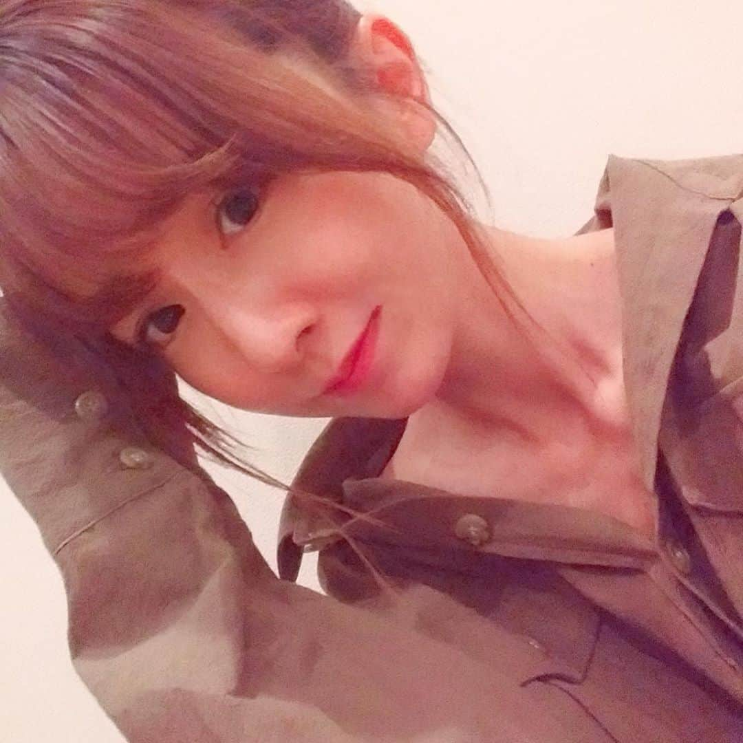 山川恵里佳さんのインスタグラム写真 - (山川恵里佳Instagram)「: : 3枚目の肩出しいらないでしょ？ 皆さんのお声聞こえてきます☺️ : うんうんうんわかるよ 私もそう思ってる笑 : おうち時間長いと色々撮ってみたくなるの📸 いつもありがとう🙏 : : #おうち時間 #シャツコーデ  #selfie  #instagram  #instamood  #instapic  #stayhome #左肩アピール」4月25日 19時06分 - erika_3_official