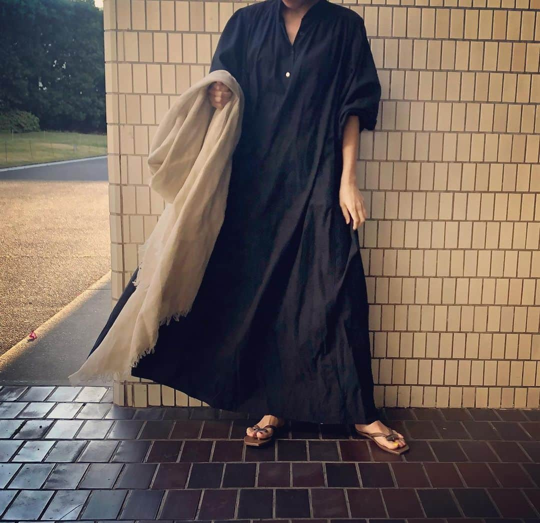 momokoさんのインスタグラム写真 - (momokoInstagram)「去年の春夏、大人気で再販分もあっという間に完売したアソースメレ×VERYの別注ベージュ。コラボ担当させていただいた自分で言うのもなんなのですが、この柔らかいサンドベージュの色が上品で他にはなくて、本当にいい色なんです〜。 今年はまさかこんな事態になるとは思わなかったのですが💦verystoreにて全く同じカラーで再販しています。（ボリュームが去年のより少し抑えられ、より巻きやすくなっています、、！） 個人的には、アソースメレのリネンストールはまだ肌寒い春先というよりもノースリーブの時期に日除けや冷房対策として活躍することがダントツ多く。 夏になったらこれをサラッと持って外出を楽しめる状況になっていたらいいなと心から願いつつ、、妄想コーデをしています。 今ならベージュの予約在庫もあるようなので宜しければ是非ご覧になってみてください。  #アソースメレ #アソースメレvery別注  #アソースメレ別注ベージュ  #asaucemeler  #verystore」4月25日 18時59分 - momoko_tsukamomo