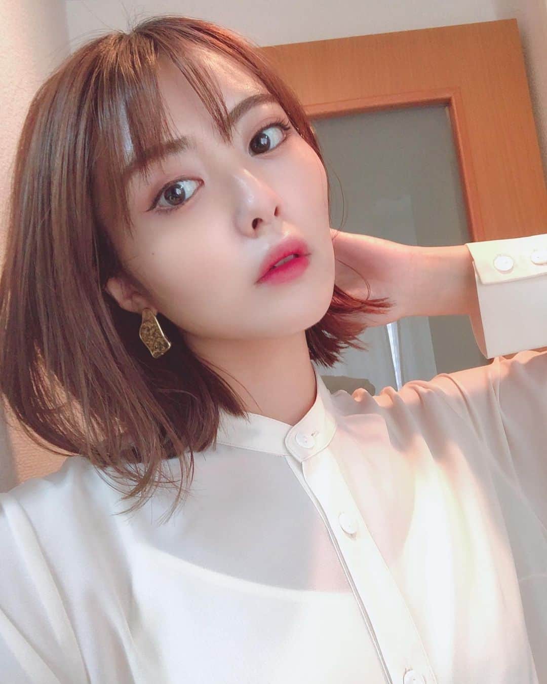 比良祐里のインスタグラム：「この間久しぶりにフルセットしました💓 毎日スーパーとお家の行き来だけだけど、メイクしたらテンション上がるからね☺️✨ . . この状況がいつまで続くか不安だけど、皆で力を合わせて頑張りましょう🥺🙌 . #お家時間 #毎日あつ森三昧」