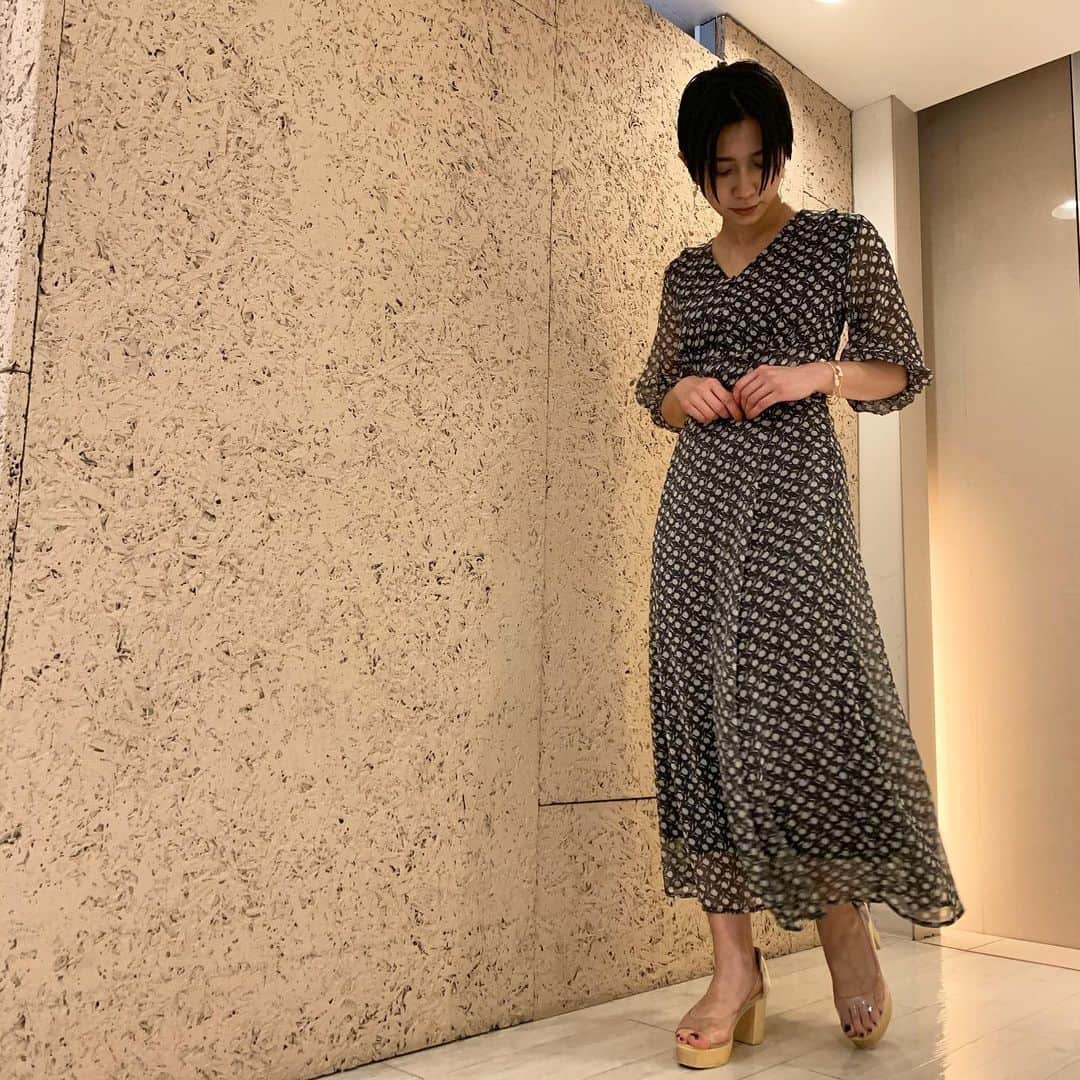 のインスタグラム：「【PICKUP STYLING】 〈福岡パルコ〉UEKI(@lagunamoon_ayaka) トレンドの小花柄のワンピース。バックのレースアップデザインがウエストをすっきりと見せてくれます。 . . ・フラワーパックレースアップワンピース price...¥16,000＋tax→¥7,680＋tax color...BLK/RED/GRN size...S/M(スタッフ身長157cm,S着用) . . ___________________________________________________ LAGUNAMOON全国店舗のLINEアカウントが出来ました！ @lagunamoon_shop TOPのハイライト「LINE」よりお好きな店舗を追加出来ます！  _____________ プロフィールのURLよりご覧下さい。 #LAGUNAMOON #LAGUNAMOON_SHOP」