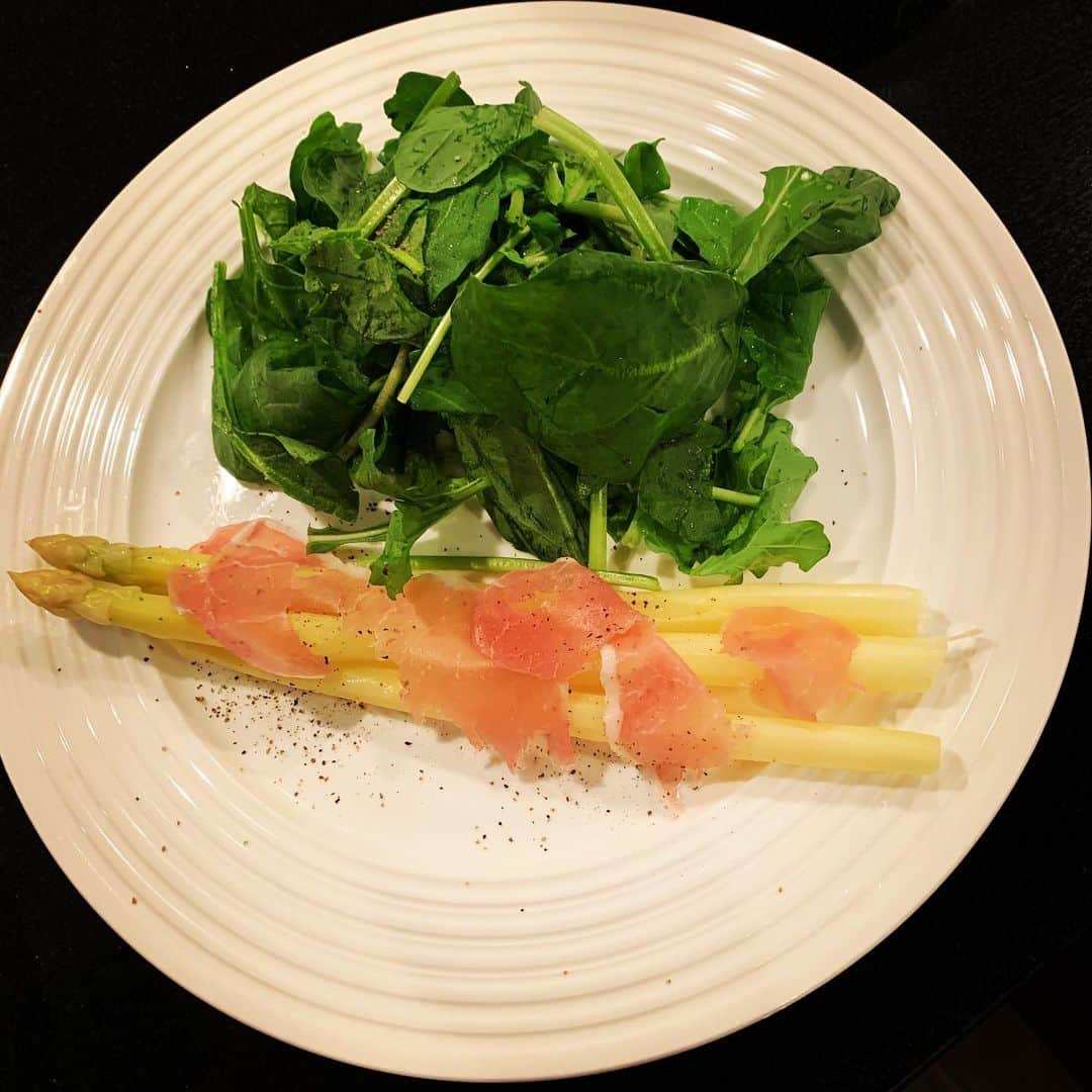 長野智子さんのインスタグラム写真 - (長野智子Instagram)「あまりお料理系はアップしないのですが、皆様の在宅ご飯シリーズがとても楽しいので参加します。  ホワイトソース作るとき、刻んだトマトたくさん入れてピンクにするのがコツです。  #おうちごはん #生鮭と帆立のトマトグラタン #ホワイトアスパラガスと生ハムのサラダ #このあとソースでリゾット作ったら最高 #stayhome」4月25日 19時23分 - naganotomoko