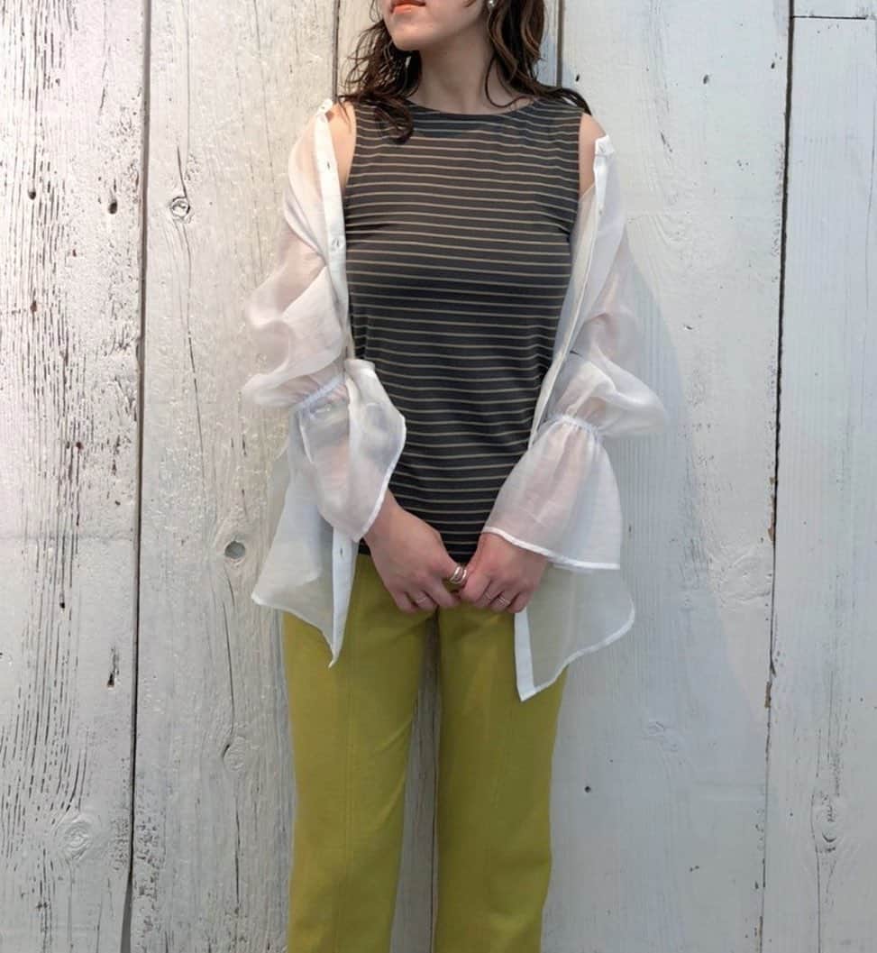 Omekashiさんのインスタグラム写真 - (OmekashiInstagram)「先日のインスタライブでも、ご好評頂いていたアイテムです！  ただいまご予約承っております。  #ボーダータンク ¥3,900＋tax CAM/KHK/BLK  #シアーロングシャツ ¥8,900＋tax OFF/GRY/BLK  #タックテーパードパンツ ¥8,500＋tax YEL/LGRY/BLK 2 SIZE  #omekashi  #omekashi_2020ss  #オメカシ #シアー #ボーダートップス」4月25日 19時23分 - omekashi_pr