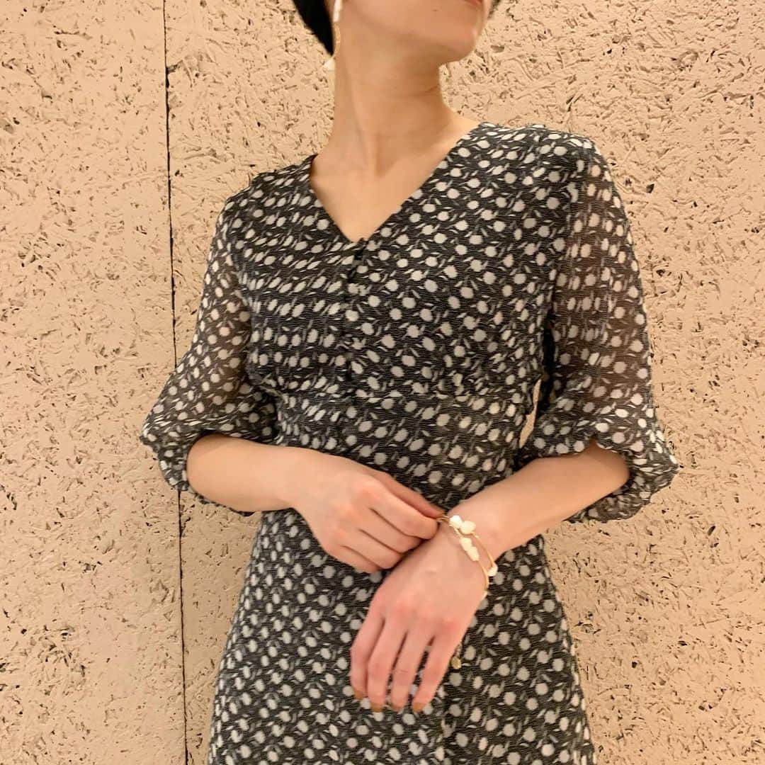 のインスタグラム：「【PICKUP STYLING】 〈福岡パルコ〉UEKI(@lagunamoon_ayaka) トレンドの小花柄のワンピース。バックのレースアップデザインがウエストをすっきりと見せてくれます。 . . ・フラワーパックレースアップワンピース price...¥16,000＋tax→¥7,680＋tax color...BLK/RED/GRN size...S/M(スタッフ身長157cm,S着用) . . ___________________________________________________ LAGUNAMOON全国店舗のLINEアカウントが出来ました！ @lagunamoon_shop TOPのハイライト「LINE」よりお好きな店舗を追加出来ます！  _____________ プロフィールのURLよりご覧下さい。 #LAGUNAMOON #LAGUNAMOON_SHOP」
