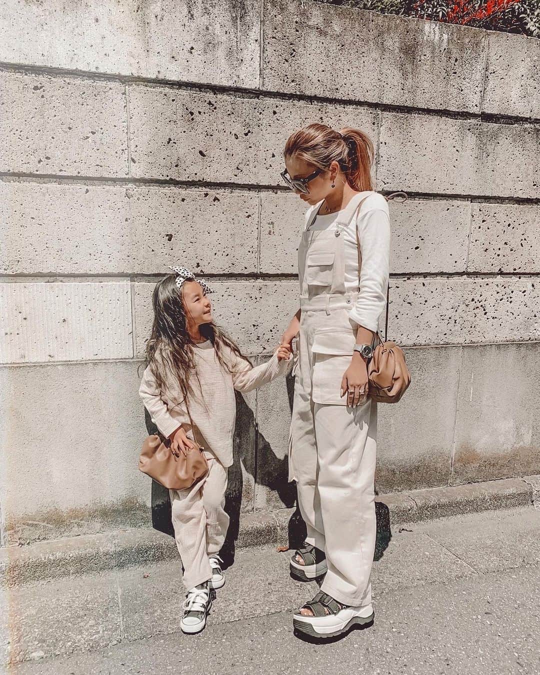 ✷kana✷のインスタグラム：「🌼🍋👡✨ . . お揃いのがま口BAG可愛すぎるでしょ♡ @shop_bellcee  暖かかったしとにかくお洒落したくて ちょっとスクール行くのにリンク👯‍♀️ 満足！笑 またしばらく引きこもりだわ🧏🏼‍♀️ りーが着てるset upもROOMに追加した♡ 楽天お買い物マラソンだよ〜🏃‍♀️ . . #サングラスの中の顔が激的にぶす笑」