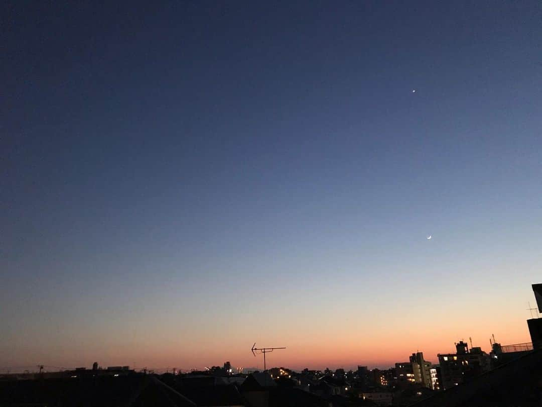 熨斗谷さくらのインスタグラム：「🌄🌙☀️💜💙 #sunset #Saturday #stayhome #無加工」