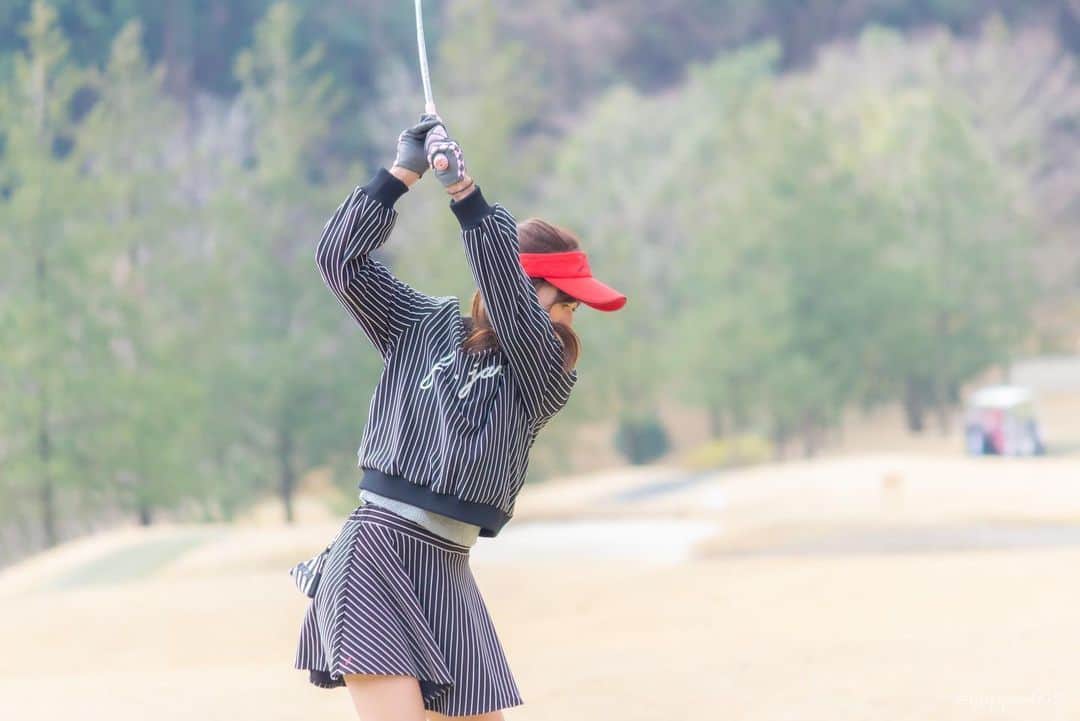 高沢奈苗さんのインスタグラム写真 - (高沢奈苗Instagram)「. まだ寒かった日の⛳️🏌️‍♀️ . 中にセーター着込んでたらトップ高めだからテイクバックした時、丸見えだった🤣笑 . . . #j_jane #j_jane_golf #golffashion #ゴルフ#ゴルフ女子#ゴルフファッション#ゴルフコーデ」4月25日 19時34分 - nanaetakasawa
