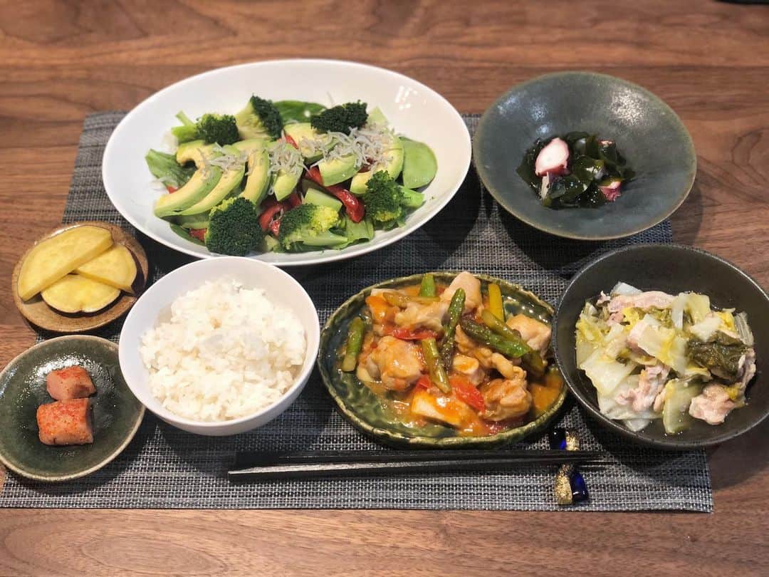 西木恵美里のインスタグラム：「よるごはん👩🏻‍🍳﻿ ﻿ きょうは、山瀬理恵子さん(@magicalrieko )の﻿ アス飯レシピ↓﻿ 「豚とトマトのアスパラ丼ぶり」﻿ をアレンジしたメニューを取り入れました✨﻿ ﻿ 🗣チーズがめっちゃ良い！らしい💕﻿ ﻿ ﻿ ◻️鶏モモ肉とトマトとアスパラ炒め﻿ ◻️白菜と豚肉の塩麹煮﻿ ◻️アボカドしらすサラダ﻿ ◻️たことわかめの酢の物﻿ ◻️さつま芋の甘煮﻿ ◻️明太子﻿ ﻿ 外出られないの結構しんどくなってきたな！﻿ みんな！（笑）﻿ けど、きっと今が踏ん張りどき！﻿ 頑張ろう〜！えいえいおー！🥳」