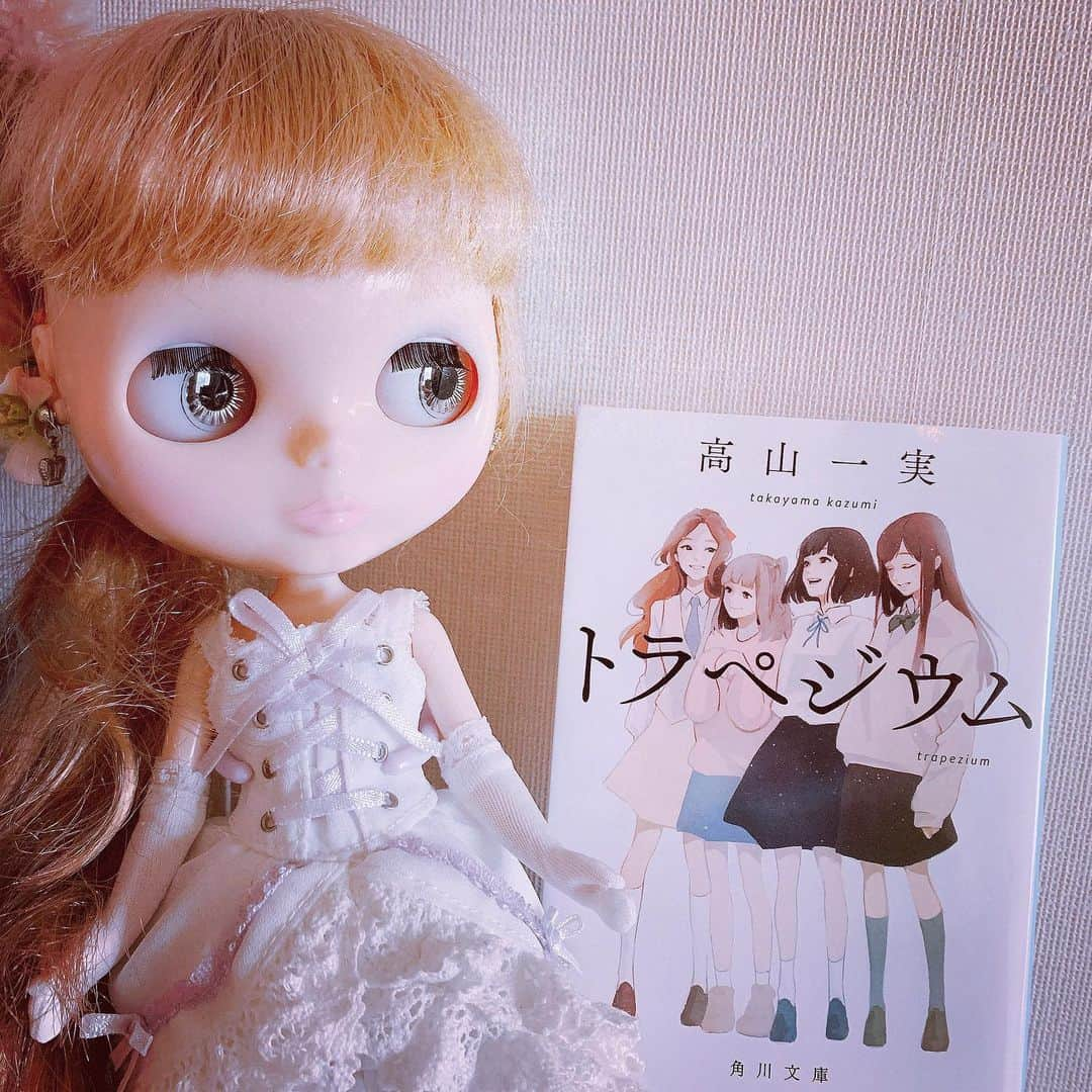 高山一実さんのインスタグラム写真 - (高山一実Instagram)「. . 文庫本はブライスの横に飾りました. この子をお出迎えしてからかれこれ10年経ちます. . 上京時に実家から持ってきたものって ほぼ捨ててしまったけど このブライスだけは ずっとそばにいてもらってます(ू•‧̫•ू⑅ 愛され続けるこつは劣化しないことだそう✏︎ . . トラペジウムを見て何を思っているのやら. 何も思ってないだろうけど 思ってそうな顔するのは昔から得意のようで 一緒にいて心地いいです〜 . . . 文庫本、皆さんの元へも 届きはじめているようですね＊ . 嬉しいです( ⁎ᵕᴗᵕ⁎ ) . 感想いつでもおまちしています. . . . #ブライス　#ラブアンドモア  #トラペジウム」4月25日 19時43分 - takayama.kazumi.official