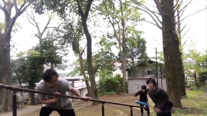 鈴木敬太のインスタグラム：「今回は蹴り中心の動画となります🤔 とりあえずバットであんな殴ったら死んじゃうので、 やりすぎたと反省しています🤔  #コロナに負けるな　#格闘技　#アクション　#traning」