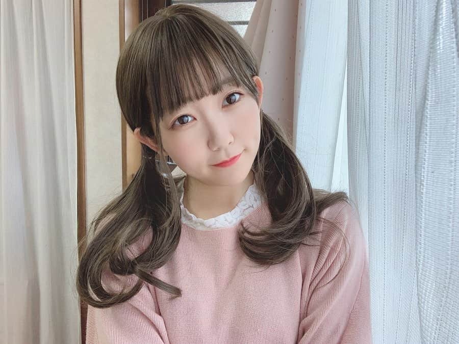 夏川愛実のインスタグラム：「﻿ ツインテールしてみた🤗﻿ ﻿ #ロング#ヘアアレンジ#ツインテール﻿ #エクステ と見せかけて #ウィッグ﻿ #おうちじかんを楽しもう ﻿ ﻿ ﻿ ﻿ ﻿」