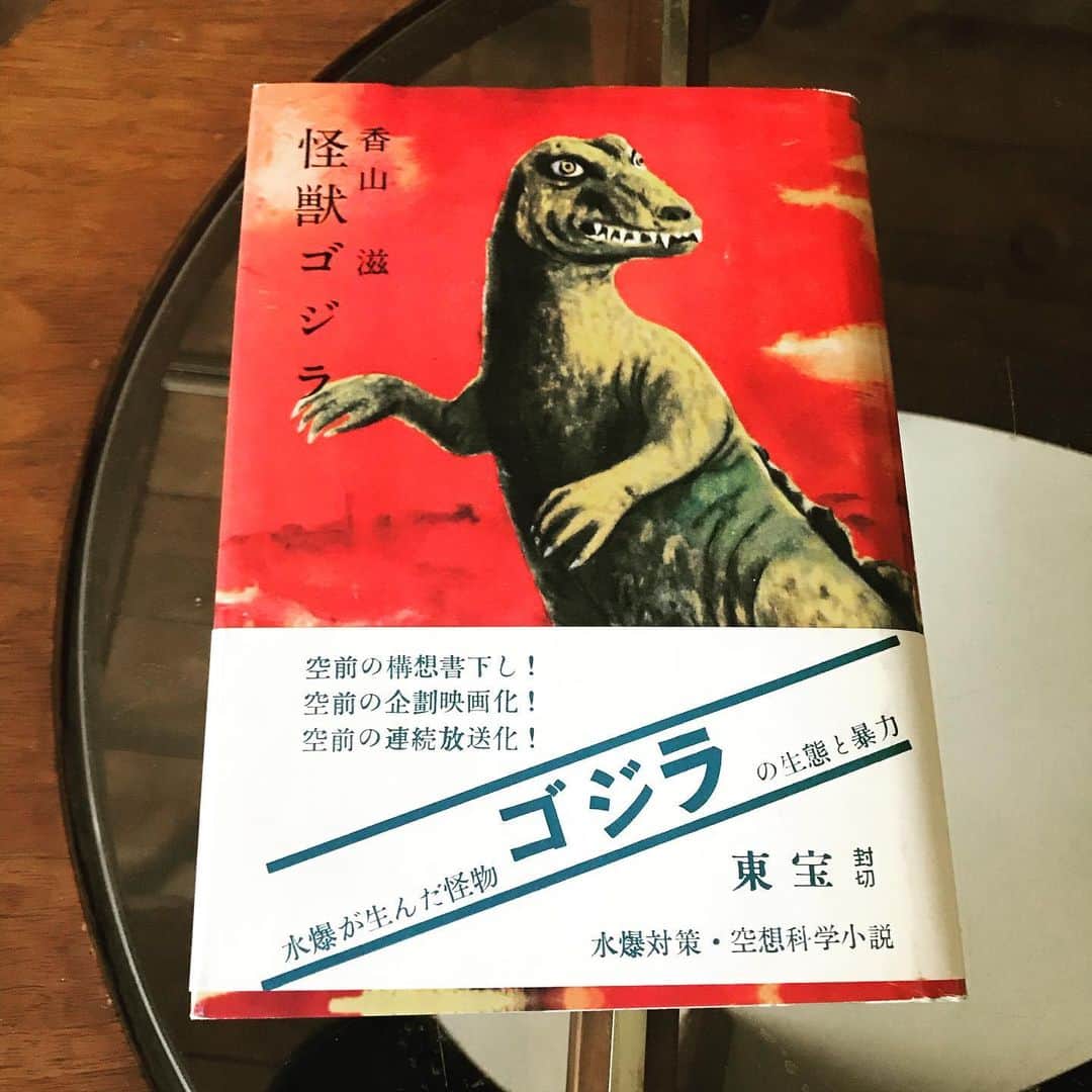 佐野史郎のインスタグラム：「ブックカバーチャレンジ FBでペトル・ホリーさんからのお誘い 7日間、一冊づつ本をご紹介 で、お友達も毎日ひとりづつお誘い… 本は1週間紹介できたけど、お友達は毎日は難しい〜ので、チャレンジは失敗‼︎ でも、自分と向きあう良い機会となりました📖」