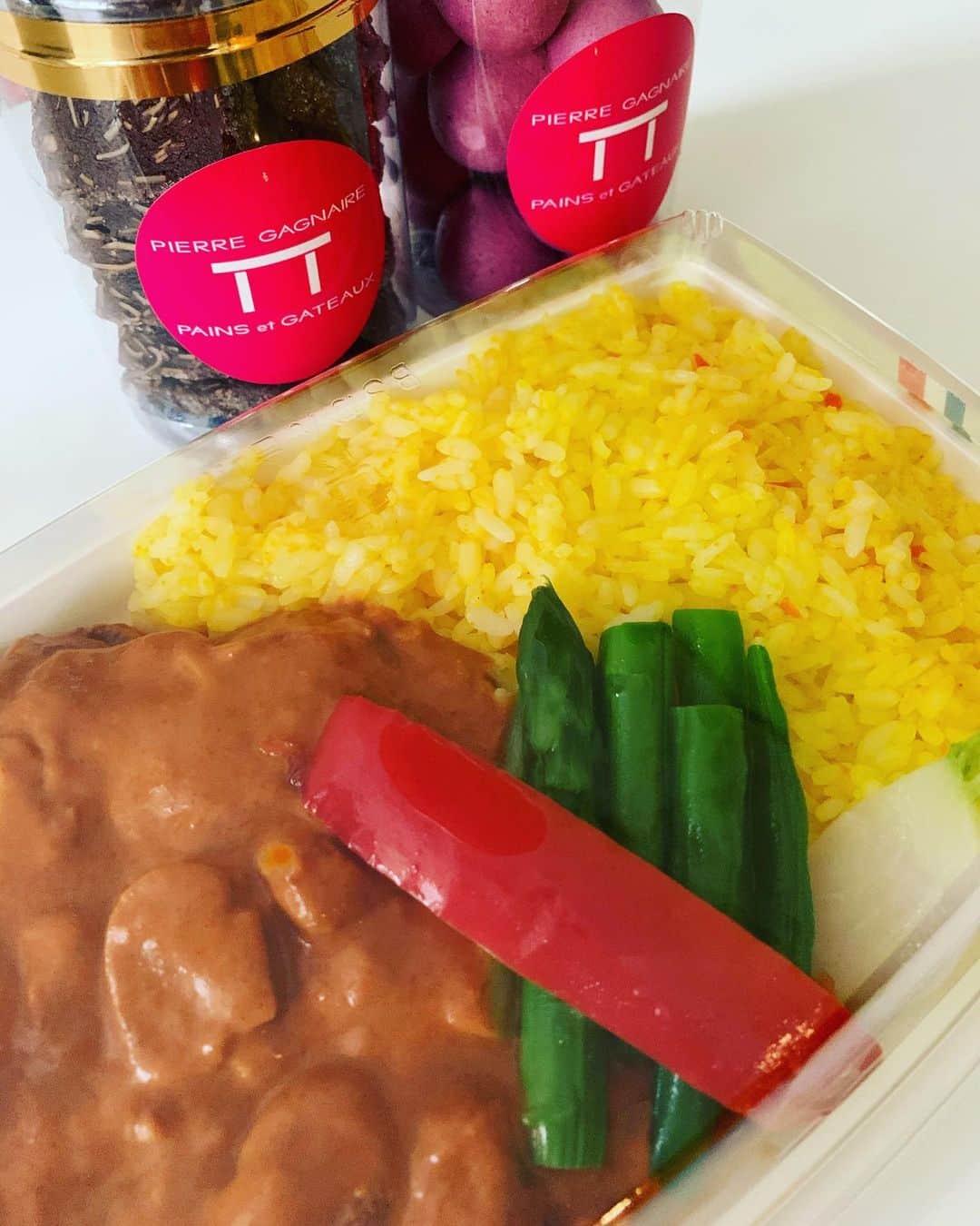 のインスタグラム：「数日前、溜池のANAインターコンチネンタル東京で仕事あり。遅いランチでランチボックス購入。 なんと「ピエール・ガニェール Pierre Gagnaire」のビーフストロガノフ。 遅い時間だったから20%割引。 申し訳ないくらいのお値段で。😔 最高に美味しかった。😭 大好きなお店は存続してほしいので、出来るだけ買いに行きたいです。😢 #ピエールガニェール東京」