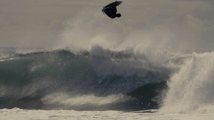 湯川正人のインスタグラム：「lostsurfboardsの新しいモデルDRIVER 2.0の映像です。 フルムービーは @lostsurfboardsjapan のプロフィールから👽 @lostsurfboards  Filmed by @junichiro_harada  @kenta_kawana  Edited by @junichiro_harada  ボードサイズは 5'9 18.32  2.25 24.4L」
