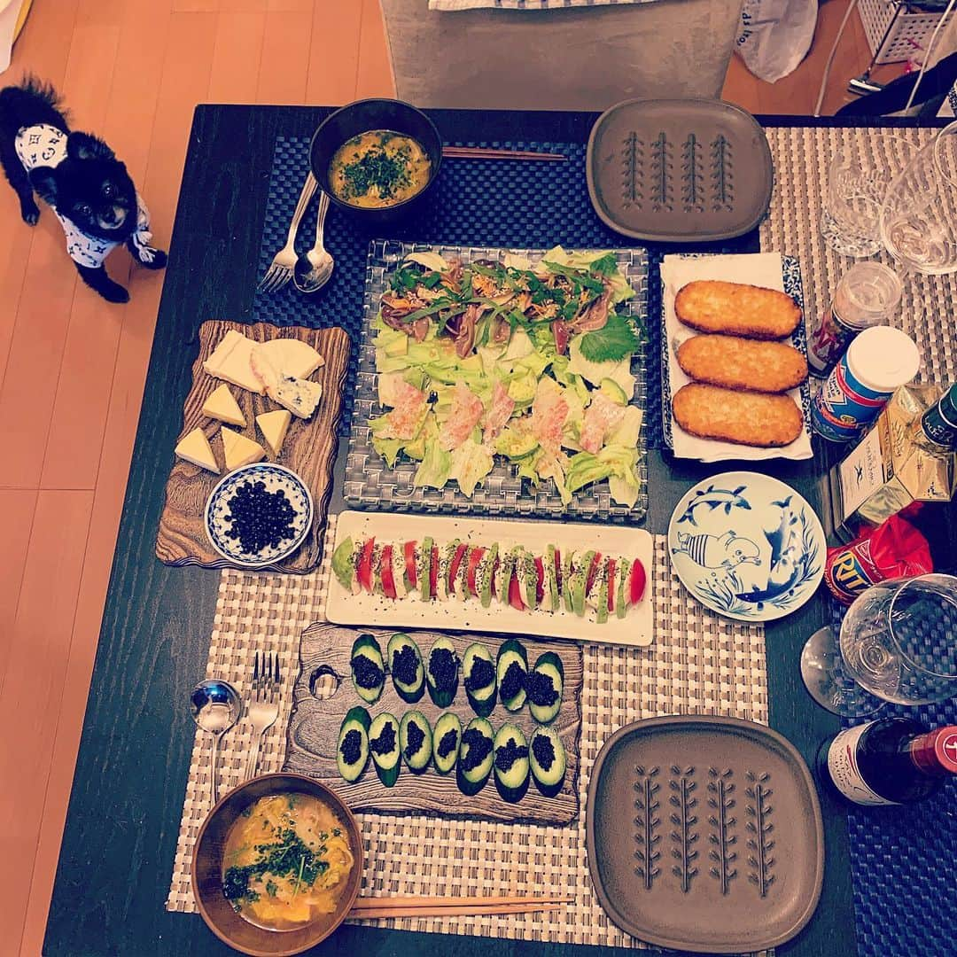 SATOKOさんのインスタグラム写真 - (SATOKOInstagram)「今日は #カルパッチョ パーティー♡ カツオをポン酢漬けにしてミョウガと大葉とゴマ。と鯛にカラスミ削ってお塩とオリーブオイル。 #おうちごはん #stayhome #買い物は空いてる時間に」4月25日 20時16分 - fc_satoko