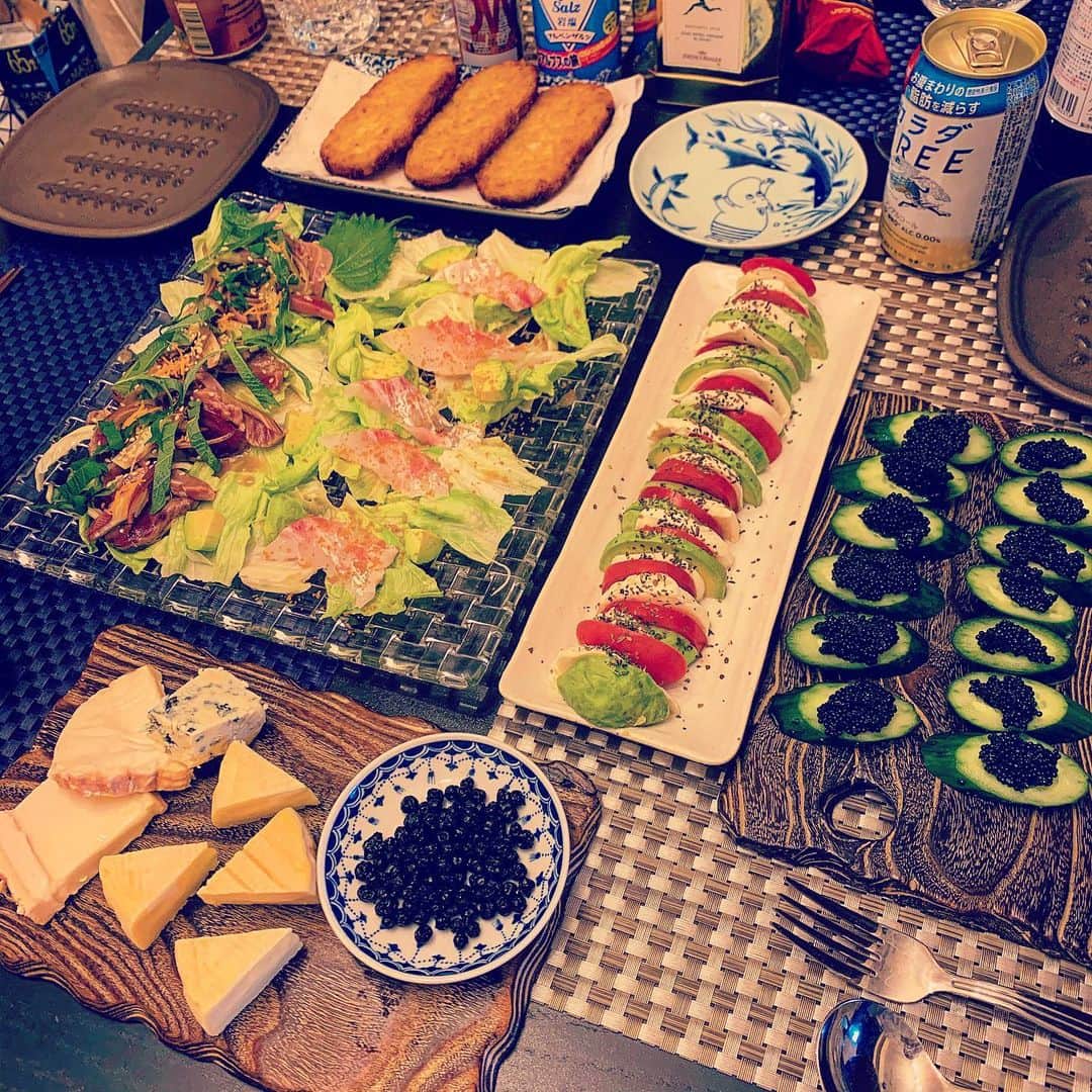 SATOKOさんのインスタグラム写真 - (SATOKOInstagram)「今日は #カルパッチョ パーティー♡ カツオをポン酢漬けにしてミョウガと大葉とゴマ。と鯛にカラスミ削ってお塩とオリーブオイル。 #おうちごはん #stayhome #買い物は空いてる時間に」4月25日 20時16分 - fc_satoko