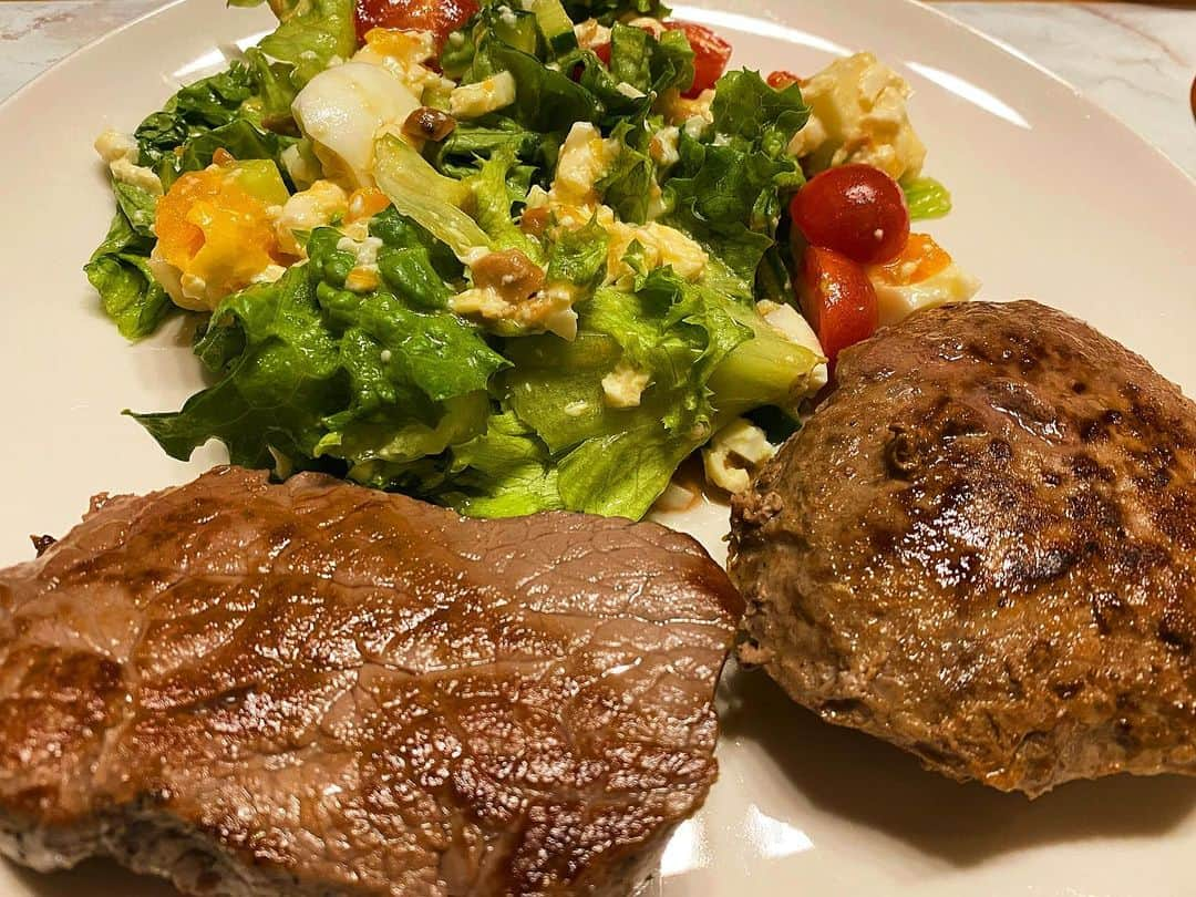 高橋ユウさんのインスタグラム写真 - (高橋ユウInstagram)「肉肉〜な夕食🥊 ワンプレート！ お肉は牧草牛のステーキと、同じく牧草牛のハンバーグ🍽 &ごちゃまぜサラダ🥗 レタス、きゅうり、トマト、豆腐、納豆、卵、チーズ  salad... lettuce,tomato,eggs,cucumber,tofu,natto,cheese  #肉肉  #肉 #グラスフェッドビーフ  #牧草牛 #ハンバーグ #grassfedbeef  #salad #高橋さんちのユウ飯 #ごちゃまぜサラダ」4月25日 20時13分 - takahashiyu.official