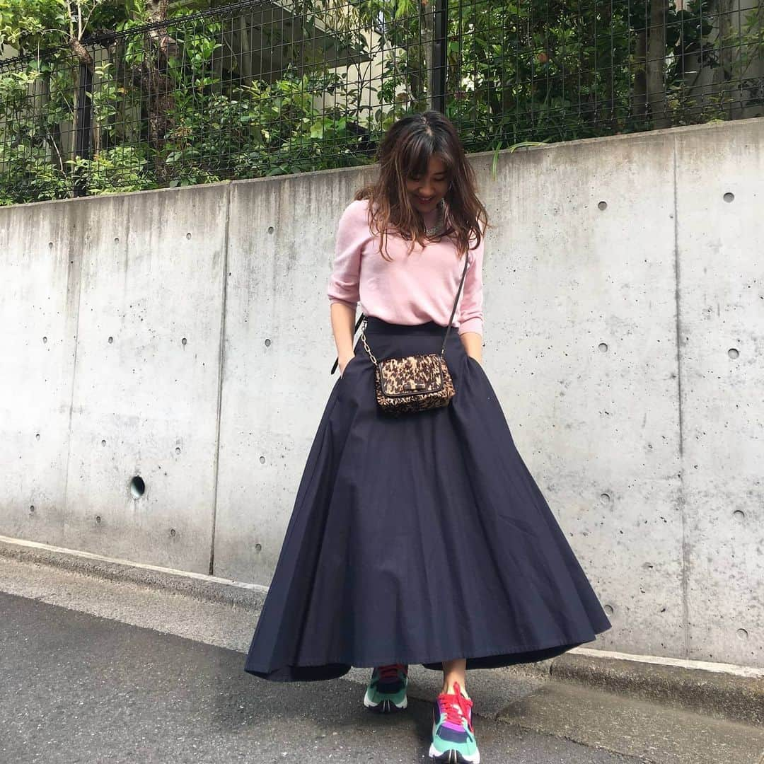 増山敬子さんのインスタグラム写真 - (増山敬子Instagram)「展示会でオーダーした物を 開けずに玄関に重なってる。。😱 きっと同じ人多そう🥺 最近liveやzoomをやる機会も増えて やっと#モバイルスタンド を買ったよ〜！ blogに書いたからよかったらみてみてね！ ちなみに3000円以下だよ！ いつかの #mamacoordinate  #パステルニット　#jcrew #ロングフレアスカート　#fvecフリマ  #スニーカー　#adidas #アディダス #ポシェット　#フルラ　#furlabag」4月25日 20時14分 - keikomasuyama