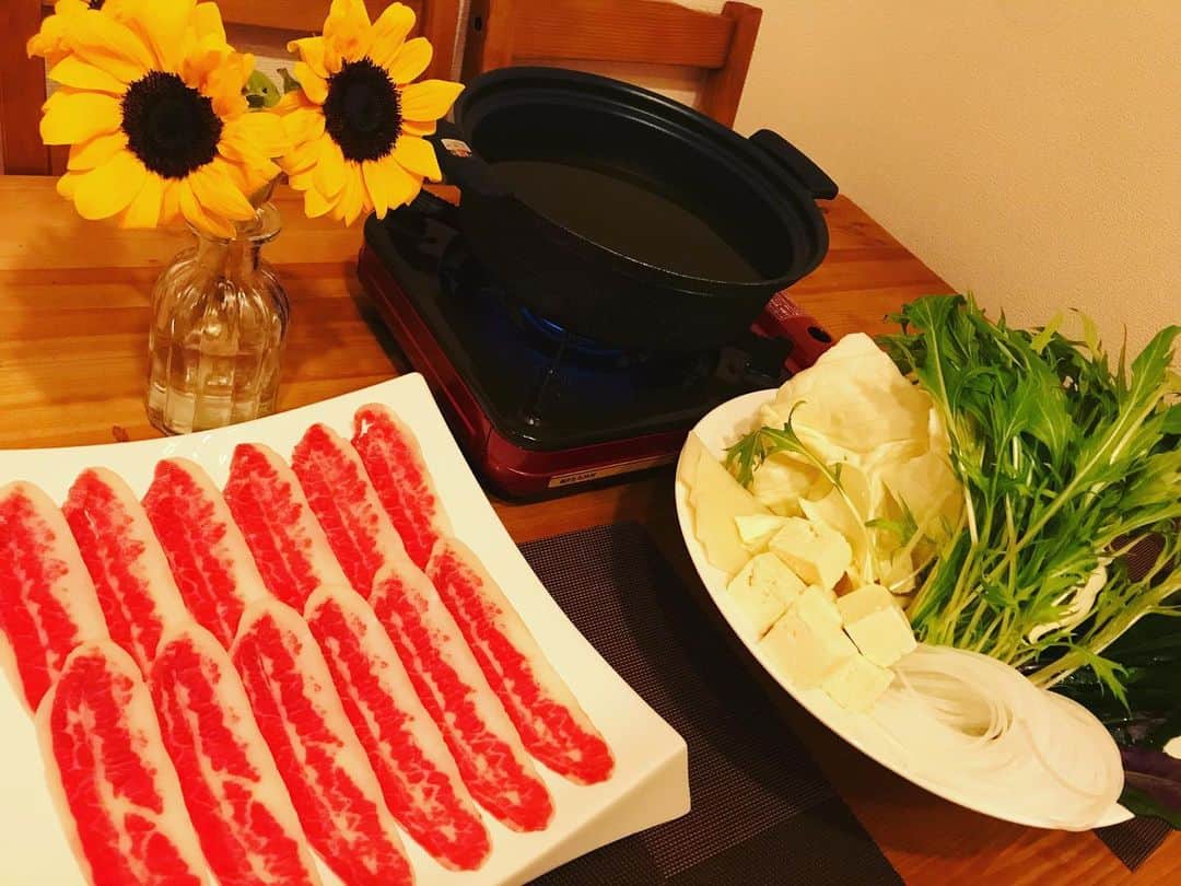 鈴木翔登のインスタグラム：「桜庵の馬しゃぶ！ うますぎ！最高！ 出汁はハラペーニョ！ ハラペーニョとはメキシコを代表する青唐辛子！ 最初は辛いスープなのに、 最後締めのうどんの時はスープもごくごく飲めるほどまろやかに！ 馬肉との相性が最高🐎 みなさんぜひ！ #桜庵 #馬しゃぶ　#最高　#馬刺し #ミシュラン#美味しすぎ #ツッコミ所はみんなわかる通りひまわりでしょうね」