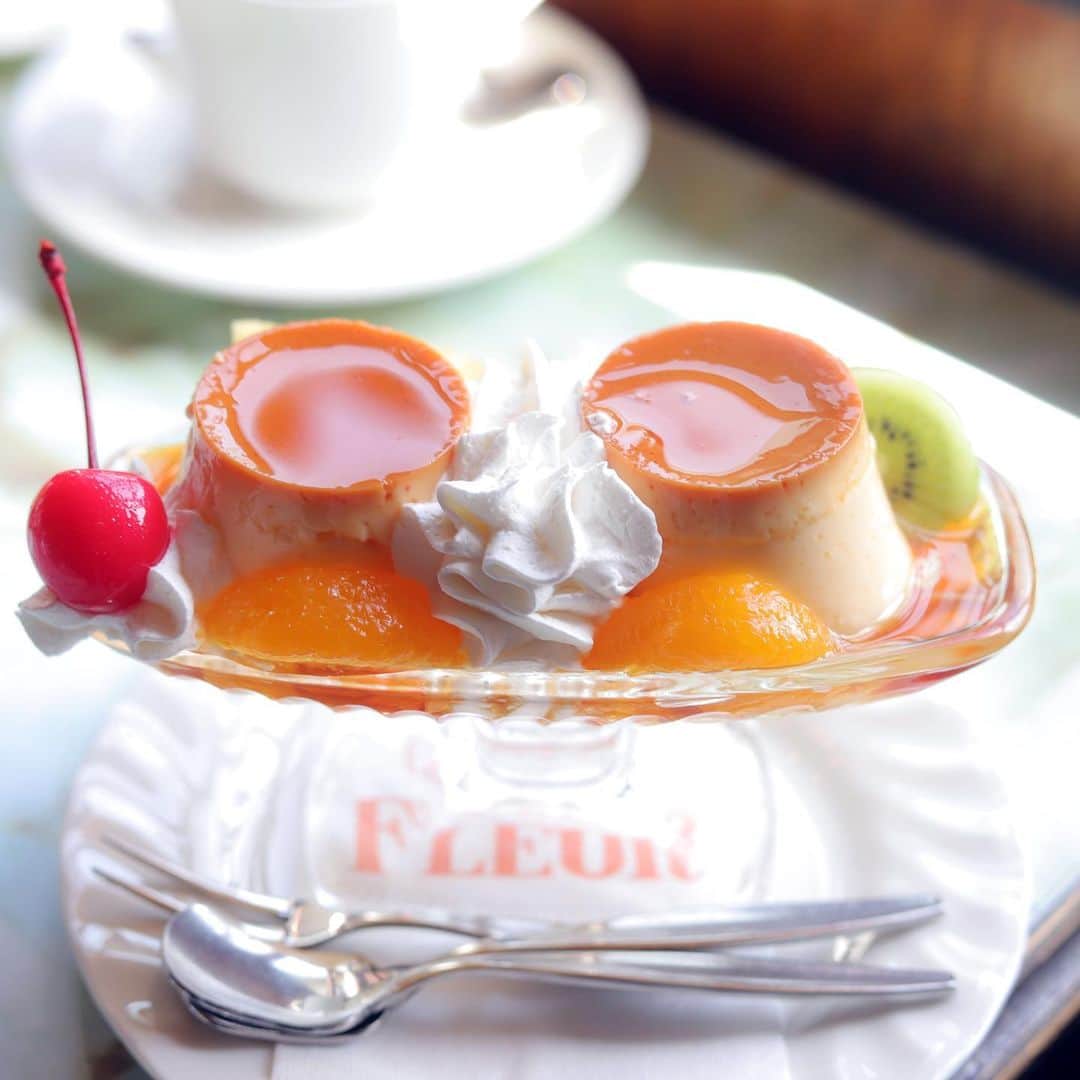 Hanako公式さんのインスタグラム写真 - (Hanako公式Instagram)「カフェノハナシin KYOTO ☕️﻿ いつもどこかのカフェで過ごしているという、インスタグラマーきょんさん @kyon_tokiiro が、京都のカフェ＆喫茶店を案内するウェブ連載。﻿ ﻿ 📍今回訪れたのは〈喫茶フルール〉﻿ ﻿ 双子のプリンが器に寄り添い合う、なんとも愛らしい「ダブルプリン」🍮なめらかな口当たりと口の中ですっと溶けていくまろやかな風味を、ひとつ食べ終えても尚、さらにもう一度味わえるなんて…。独り占めしちゃってもいいし、食後のおやつにシェアしてもよし。﻿ ﻿ ※現在、新型コロナ感染拡大防止のため、営業時間は10：00〜20：00（L.O 19：30）となっております。﻿ ﻿ #Hanako #Hanako_magazine #京都カフェ #京都グルメ #coffee #coffeegram #カフェ巡り #京都喫茶 #京都ランチ #カフェ部 #cafe #sandwich #喫茶店 #☕ #喫茶部 #喫茶巡り #カフェ部 #プリン好き #喫茶フルール #長岡京カフェ #長岡京スイーツ #長岡天神カフェ」4月25日 20時17分 - hanako_magazine