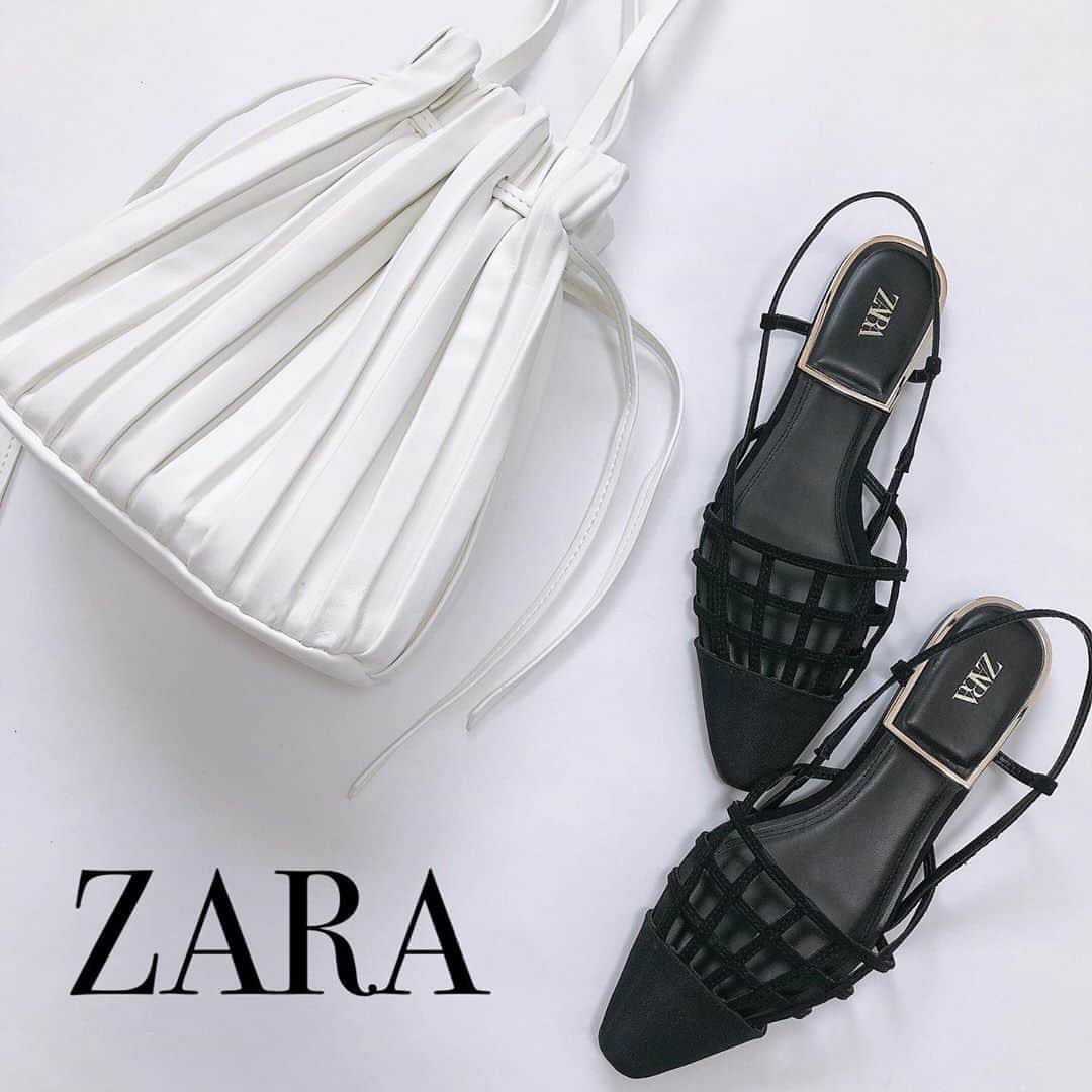 Miyoのインスタグラム：「2020.4.25 ・ ZARA購入品❤︎ swipe▷▷▷ ・ 一目惚れしたフラットシューズ🥰 サイズ感はいつものサイズで大丈夫でした。 今セールでお安くなってるので是非♡ ・ インスタでよく見かけていたプリーツバッグ❤︎ やっぱり可愛い〜😍 白い小物はこれからの季節に使う機会が増えるのでオススメです💕 #プリーツ加工入りミニバケットバッグ ・ ブログ更新しています✍🏻 @miyopu のトップページからとべます🌸 ・ ・ ・ #ZARA#zarawomen#zarashoes#zara fashion#ザラ#ザラジョ#ザラコーデ#ZARA購入品#フラットシューズ#サンダル#バッグ#プリーツ#プチプラ#プチプラコーデ#ファッション#春コーデ#30代コーデ#置き画#置き画くら部#足元倶楽部#ロカリ#ママガール」