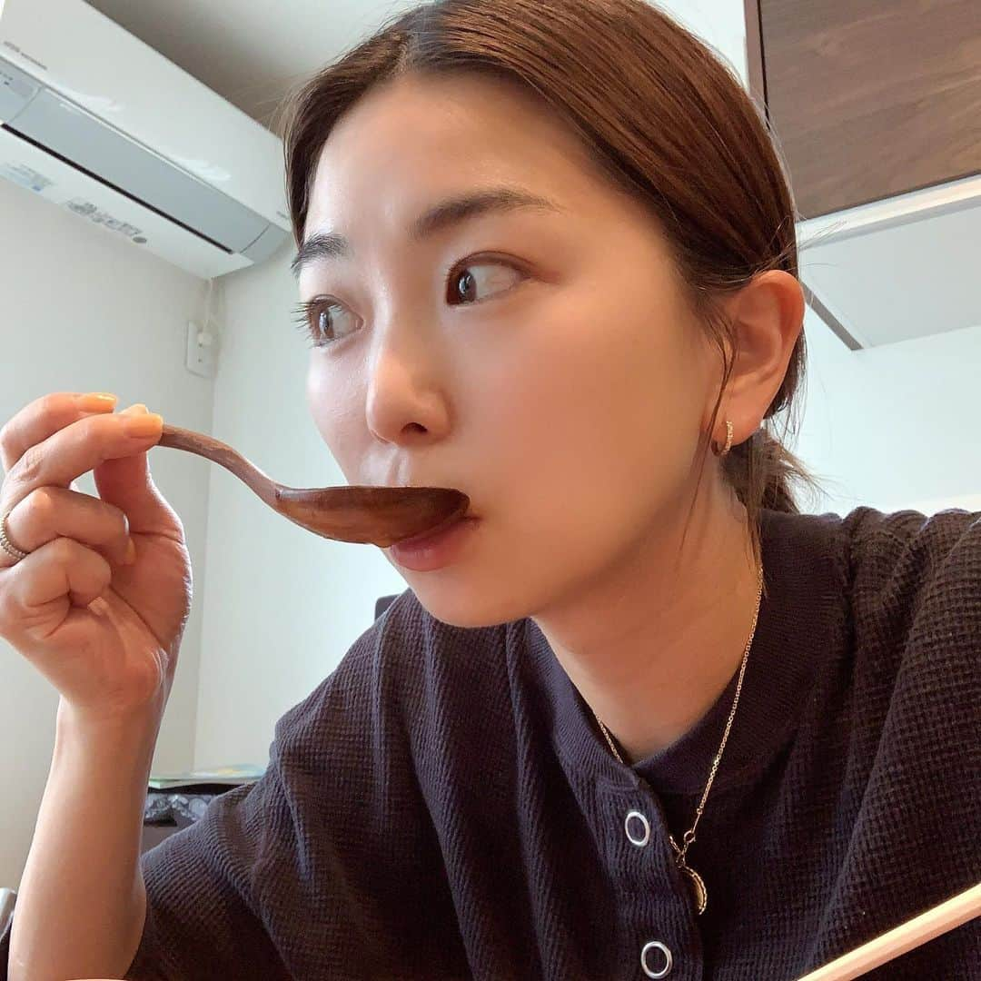 佐藤弥生さんのインスタグラム写真 - (佐藤弥生Instagram)「辛ラーメンが美味しい♡ 今日はミニトマト➕厚揚げ➕ちくわ➕卵➕チーズ➕スパム➕キムチ 豪華にいただきました♪ ・ パクチーサラダも美味しい😍 おうちご飯幸せ〜🍜✨✨ #おうちご飯#辛ラーメン#豪華バージョン#汗かく美味さ#明日も食べたい」4月25日 20時23分 - sato__yayoi