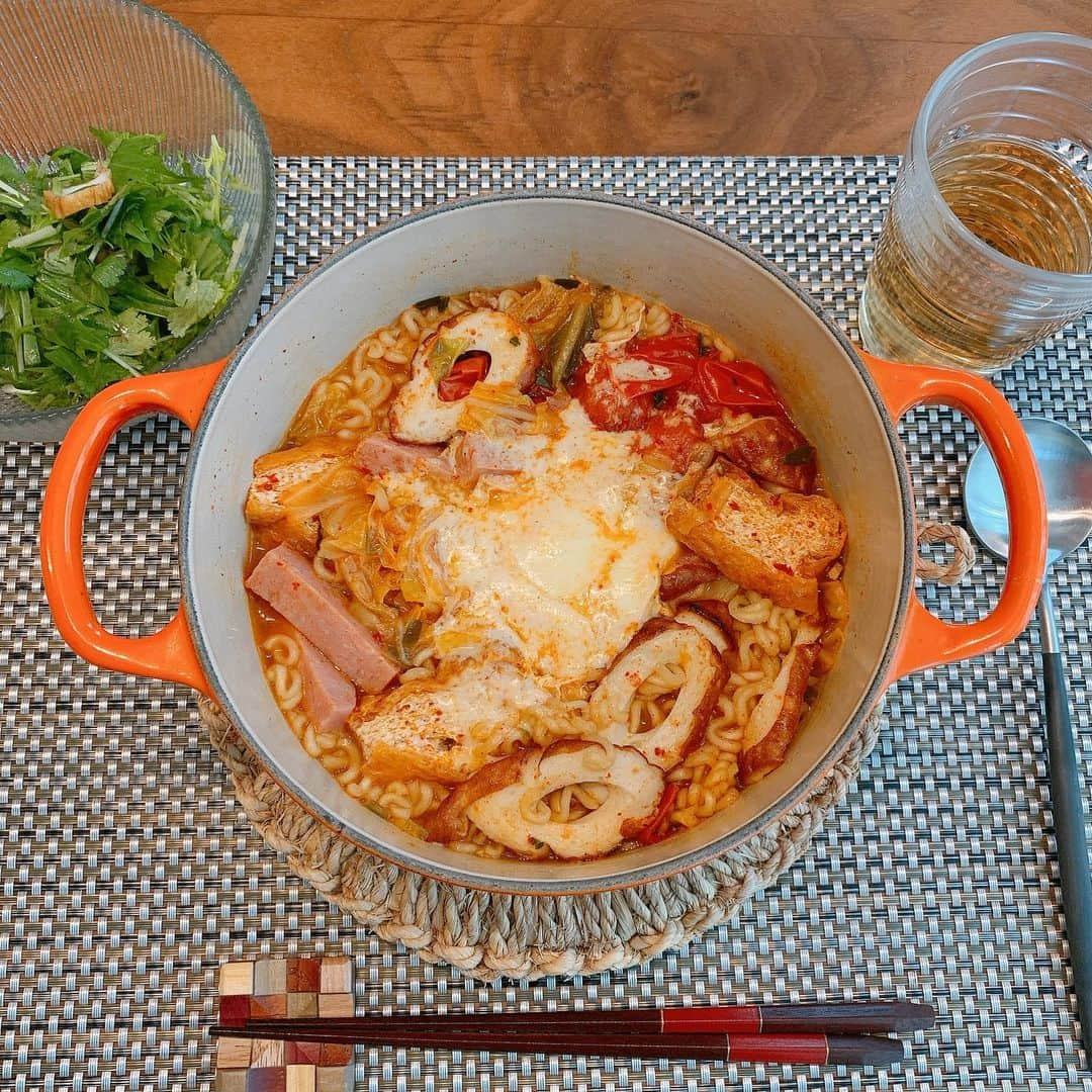 佐藤弥生さんのインスタグラム写真 - (佐藤弥生Instagram)「辛ラーメンが美味しい♡ 今日はミニトマト➕厚揚げ➕ちくわ➕卵➕チーズ➕スパム➕キムチ 豪華にいただきました♪ ・ パクチーサラダも美味しい😍 おうちご飯幸せ〜🍜✨✨ #おうちご飯#辛ラーメン#豪華バージョン#汗かく美味さ#明日も食べたい」4月25日 20時23分 - sato__yayoi