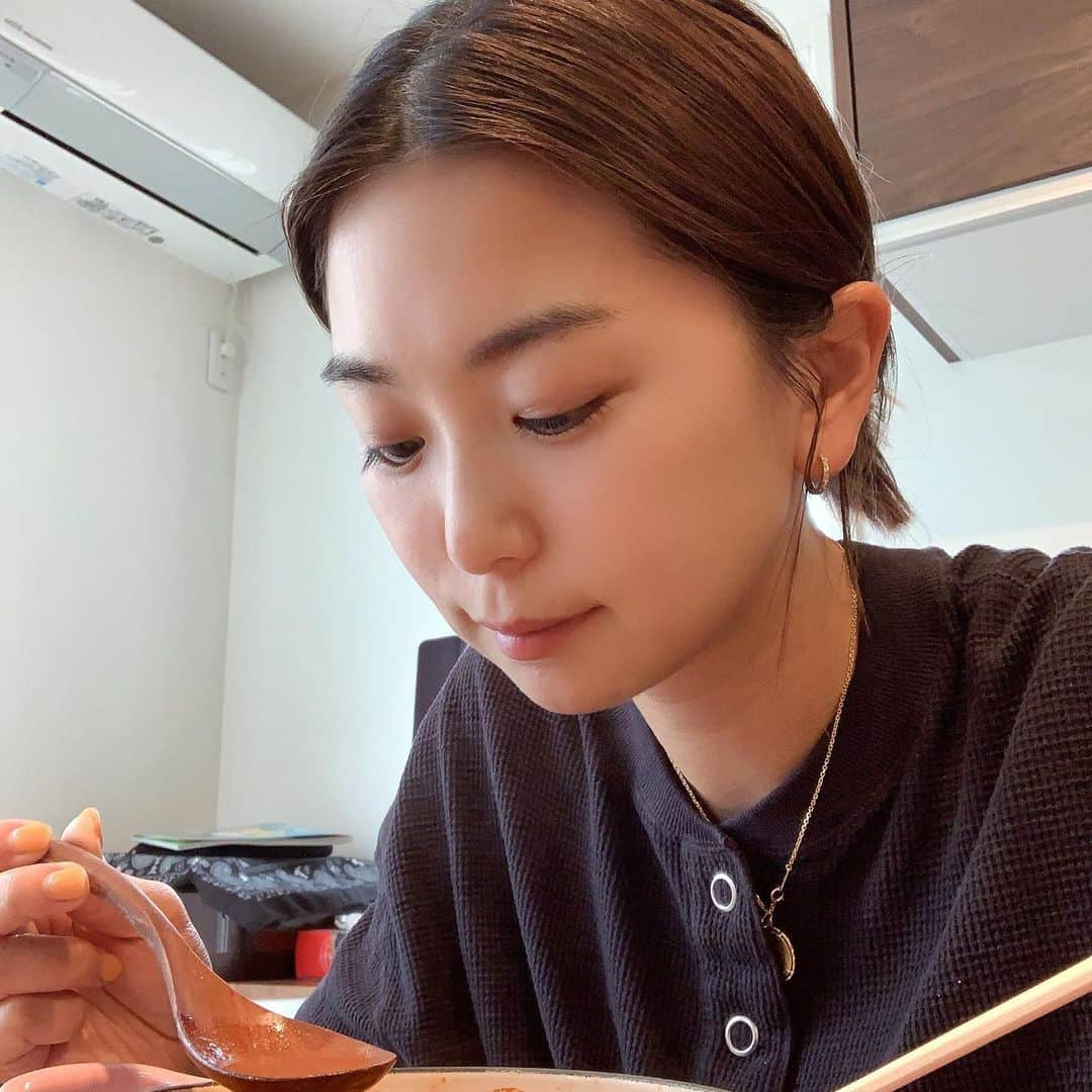 佐藤弥生さんのインスタグラム写真 - (佐藤弥生Instagram)「辛ラーメンが美味しい♡ 今日はミニトマト➕厚揚げ➕ちくわ➕卵➕チーズ➕スパム➕キムチ 豪華にいただきました♪ ・ パクチーサラダも美味しい😍 おうちご飯幸せ〜🍜✨✨ #おうちご飯#辛ラーメン#豪華バージョン#汗かく美味さ#明日も食べたい」4月25日 20時23分 - sato__yayoi