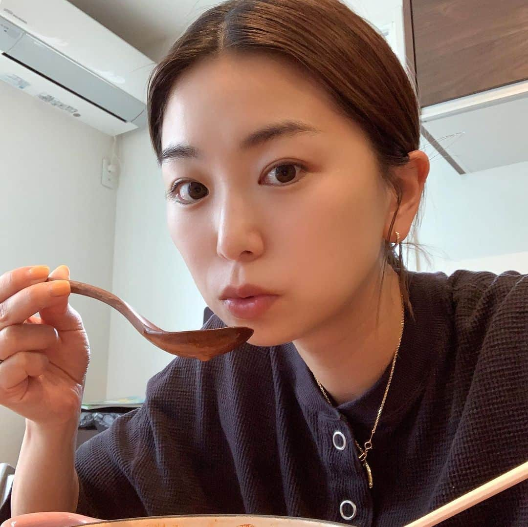 佐藤弥生さんのインスタグラム写真 - (佐藤弥生Instagram)「辛ラーメンが美味しい♡ 今日はミニトマト➕厚揚げ➕ちくわ➕卵➕チーズ➕スパム➕キムチ 豪華にいただきました♪ ・ パクチーサラダも美味しい😍 おうちご飯幸せ〜🍜✨✨ #おうちご飯#辛ラーメン#豪華バージョン#汗かく美味さ#明日も食べたい」4月25日 20時23分 - sato__yayoi