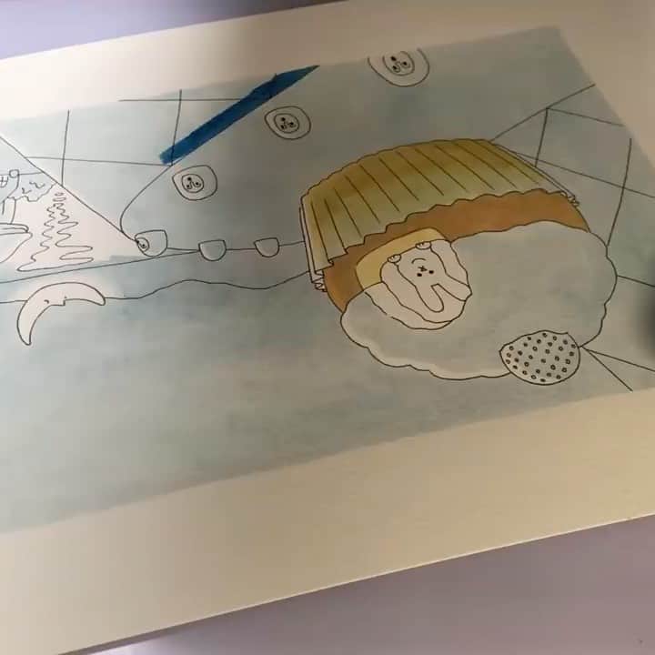 のインスタグラム：「【キューライスさんの絵ができるまで】 ほぼ日から作家のみなさんに 「部屋でなにかをつくっているところを 動画に撮って送ってください」と お願いしました。 第一回は #キューライス さん @qrais_sukiusagi が 絵を描く様子。#よるのえ の制作風景とのこと。 外に自由に出られないこの時期に、 部屋でいることのすごさを実感します！  10分間のフル動画はほぼ日でどうぞ。 https://www.1101.com/n/s/10minutes/2020-04-25.html  #ほぼ日刊イトイ新聞 #ほぼ日  #qrais #スキウサギ #stayhome #なにかをつくる動画」