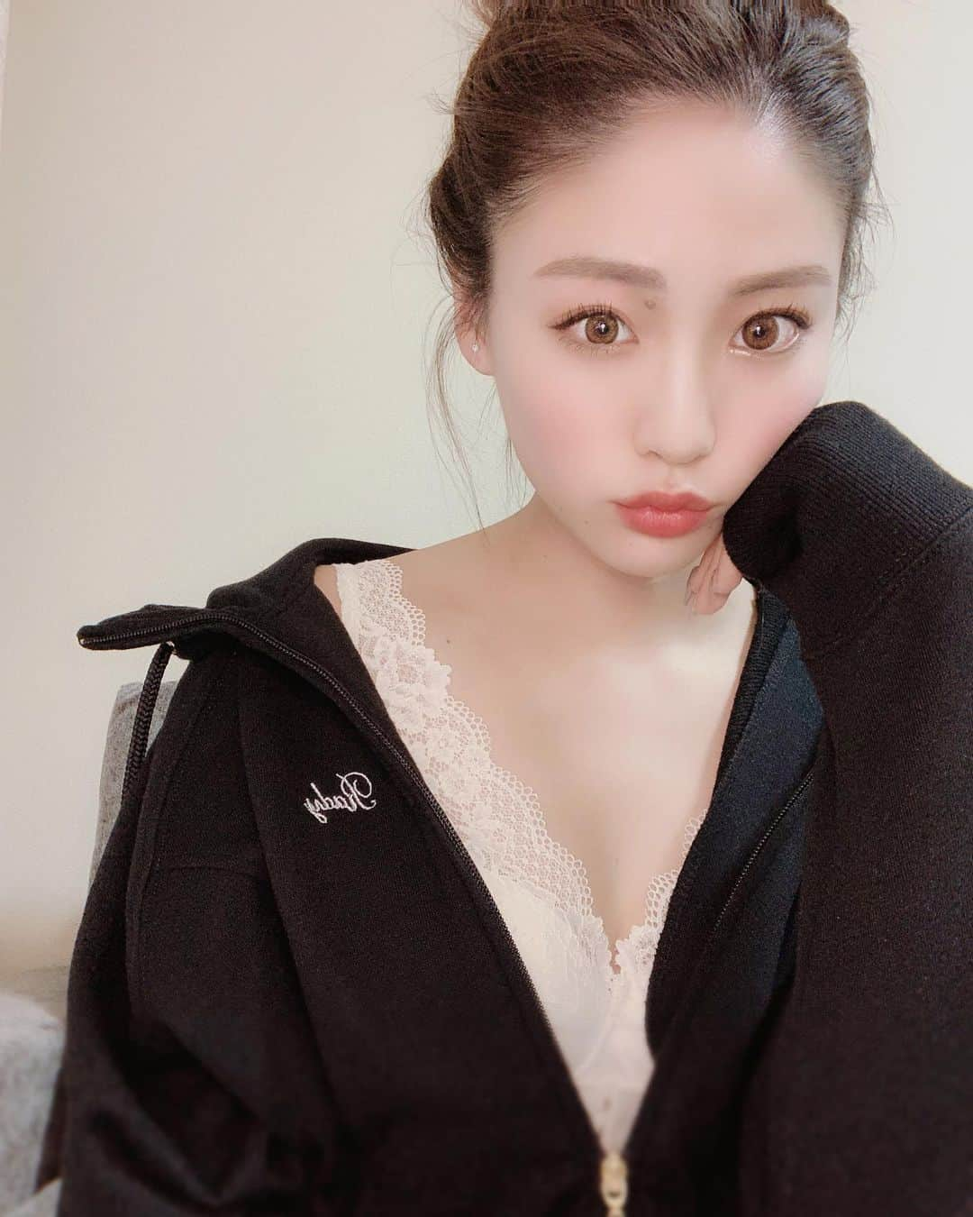 志田友美（ゆうみん）さんのインスタグラム写真 - (志田友美（ゆうみん）Instagram)「🏠🌙 ㅤㅤㅤㅤㅤㅤㅤㅤㅤㅤㅤㅤㅤ . おうち時間は可愛いの着てると気分上がる❤️デザインが可愛くてよくきてるノンワイヤーのキャミソール🌙に、 デザインしたサーモスのタンブラーを添えて。w ㅤㅤㅤㅤㅤㅤㅤㅤㅤㅤㅤㅤㅤ . #おうち時間 #roomwear #lulukushel #instadiary #instalike #instafashion #ルルクシェル #nightroutine #instafashion #ナイトブラ #おうち時間 #ステイホーム #stayhome」4月25日 20時28分 - yuumi_shida