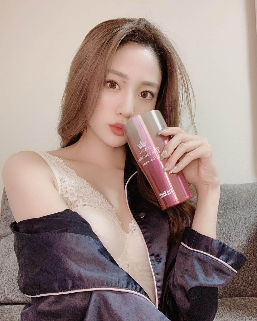 志田友美（ゆうみん）のインスタグラム：「🏠🌙 ㅤㅤㅤㅤㅤㅤㅤㅤㅤㅤㅤㅤㅤ . おうち時間は可愛いの着てると気分上がる❤️デザインが可愛くてよくきてるノンワイヤーのキャミソール🌙に、 デザインしたサーモスのタンブラーを添えて。w ㅤㅤㅤㅤㅤㅤㅤㅤㅤㅤㅤㅤㅤ . #おうち時間 #roomwear #lulukushel #instadiary #instalike #instafashion #ルルクシェル #nightroutine #instafashion #ナイトブラ #おうち時間 #ステイホーム #stayhome」