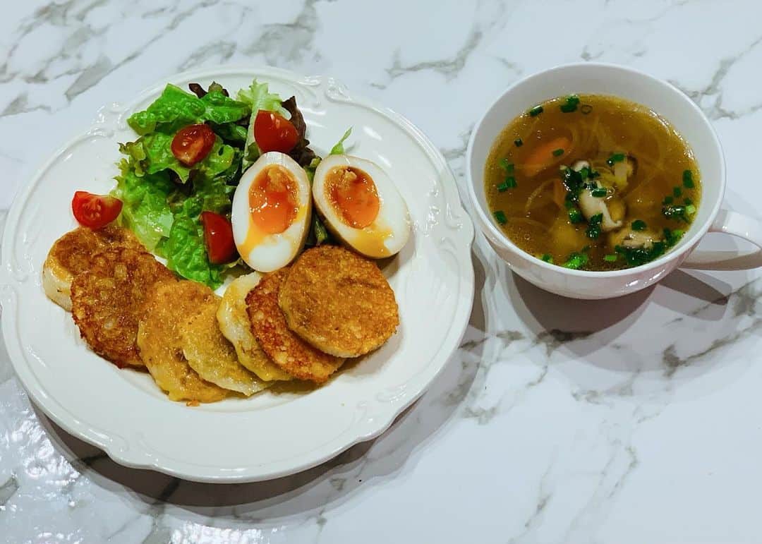 田中れいなさんのインスタグラム写真 - (田中れいなInstagram)「. #れーなご飯 . 👩🏻‍🍳山芋のチーズ焼きと春雨スープ💕 山芋のチーズ焼き初めて作ったけど、めっちゃおいしいよ！！ 煮卵もいい感じ〜👍❤️ なんか今日映えてるね。笑 しかもまぁまぁヘルシーやない？( ఠ‿ఠ ) *☼*―――――*☼*――――― #れーなご飯 #料理 #クッキング #おうち時間 #山芋 #チーズ #煮卵 #春雨スープ #photo #Instagram #instagramjapan #cooking」4月25日 20時29分 - tanakareina.lovendor