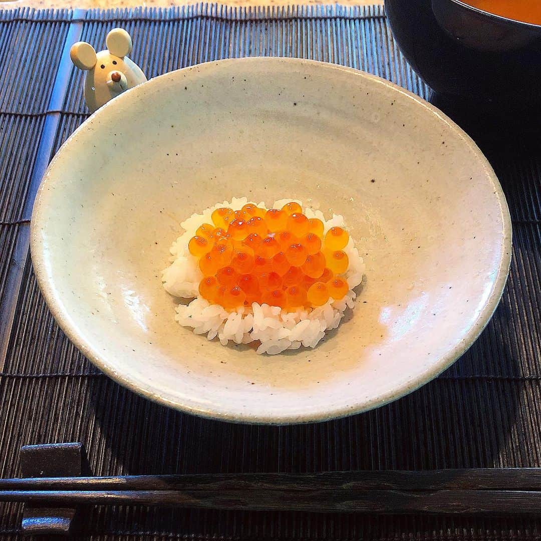 榊山敬代のインスタグラム：「🍚🙏✨ … ・ 週末ランチはやっぱりパスタ とおもいきや珍しく和食の巻  ごはんを土鍋で炊いて 炊きたてに合うものは  と冷蔵庫さんを見渡しますと  少し前にいただきました イクラさんがチルド室で 待機されているのを発見  いよいよデビューの時かなと 免疫力上げるのを理由にして  いただきますの巻  お味噌汁は試しに冷凍しておいた ネギさんニンジンさんもやしさん で即席お味噌汁に挑戦してみたら  ちょっとシャキシャキ感は 足りないけど問題ない感じ  長ネギは冷凍した状態で切りますと 以外とサクッと切りやすくて便利也  炊きたての真っ白なお米に キラキラ鮮やかなイクラへ  ありがたやといただきました  いくらだいすきすぎて いくらでもたべられる  久しぶりなお米とお味噌汁に もしかしてマイブームになり そうなゴールデンウィークの  はじまりはじまり… ・ ・ 🍚🇯🇵… ・ ・ さてきょうは朝からメールで確認 いろいろと最終チェックのときで 緊張感漂っておりましたひとコマ  すこしでも納得した時間にするために 日々悔いのないように過ごしたいとき ・ ・ #おうち時間 たのしもう週間 #おうち大好き #stayhome ・ ・ ・ ・　 #頂き物 #盛り付けただけ #ご馳走 #白米  #おうちランチ  #ランチ #lunch #おうちごはん #手作り料理 #夕食 #和食 #お味噌汁 #food #土鍋ごはん #いくら #イクラ #Salmon roe #artist #kitchen #cooking #日本画家 の #お料理こんなもん  #信楽焼  #妹より #器 #うつわ  #コロナウイルスが早く終息しますように」