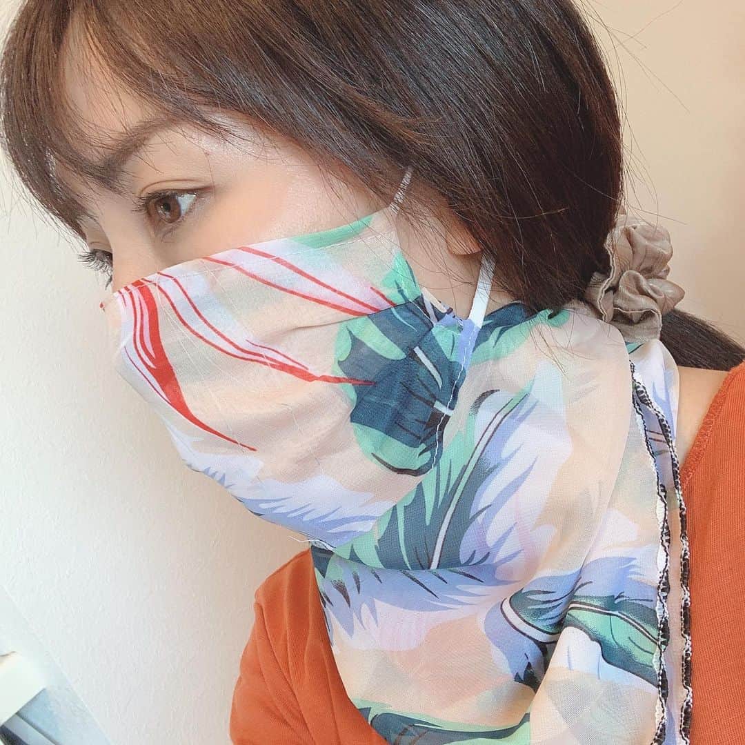 氷浦紫さんのインスタグラム写真 - (氷浦紫Instagram)「これどう？？ スカーフとマスクが一体化してるの。 でも、元々UV対策用に注文してた物で、コロナ対策ではないから、中にガーゼとかつけた方がよさそう。  #UV対策用#日焼け対策 #焼けたくない#マスク#マスク女子」4月25日 20時30分 - yukalihiula