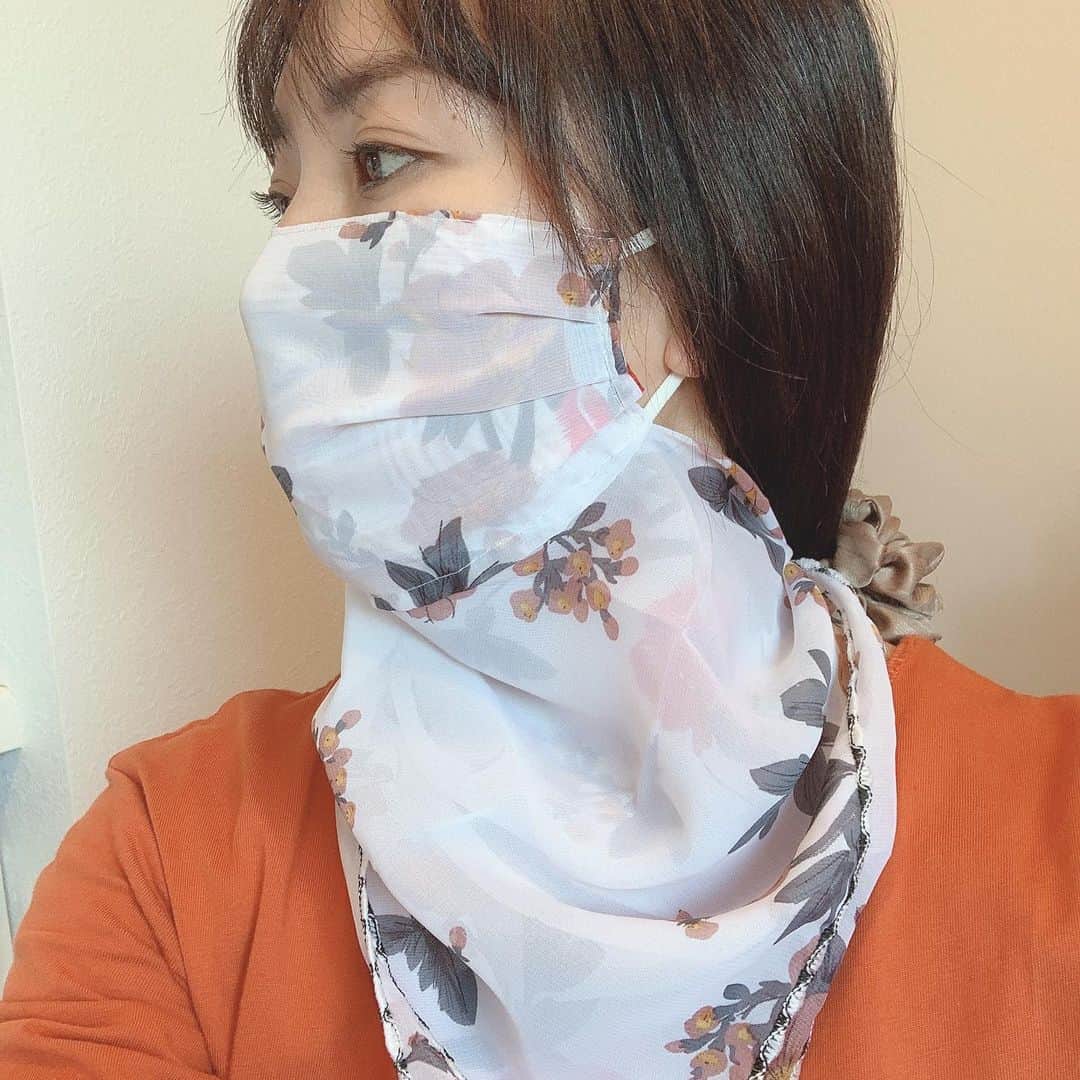 氷浦紫さんのインスタグラム写真 - (氷浦紫Instagram)「これどう？？ スカーフとマスクが一体化してるの。 でも、元々UV対策用に注文してた物で、コロナ対策ではないから、中にガーゼとかつけた方がよさそう。  #UV対策用#日焼け対策 #焼けたくない#マスク#マスク女子」4月25日 20時30分 - yukalihiula