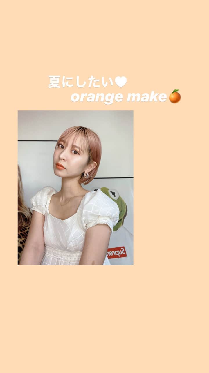 のインスタグラム：「STAY HOMEみなさんいかがお過ごしですか？ 自宅にいても、メイクをして気分を上げていきましょう🧘🏼‍♀️✨ 旦那に教わりながら編集頑張りました🥺🔥 いつかエミリンみたいになりたーい！！ #オレンジメイク #orangemakeup  #おうち時間」