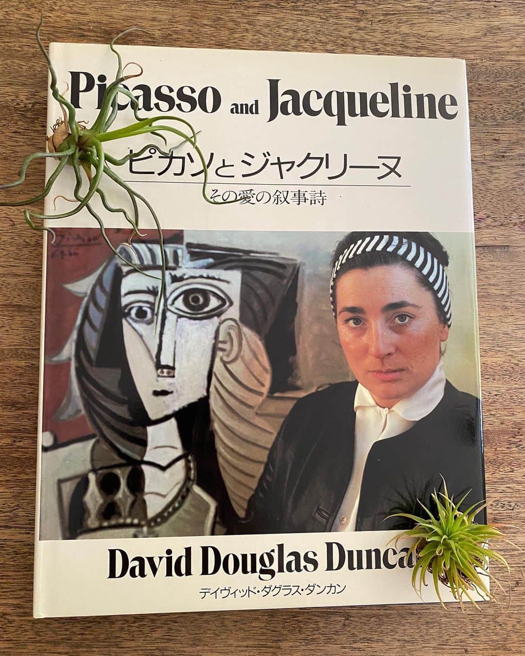 桃生亜希子のインスタグラム：「【７日間ブックカバーチャレンジvol2】﻿ ﻿ #bookcoverchallenge ﻿ 　読書文化の普及に貢献するためのチャレンジで好きな本を一冊、７日間upしていきます🌞。 ﻿ 　本についての説明は必要なく表紙画像だけをup、さらにその都度友達を招待してチャレンジへの参加をお願いするというのがルール。 ・ ・ ﻿ ﻿ ﻿ ﻿ 　vol.2のカバーは、【ピカソとジャクリーヌ  その愛の叙情詩🌹】 デイヴィッド・ダグラス・ダンカン 　#picassoandjacqueline ﻿ 　バトンは、美しく聡明で、しかも面白い！！﻿ あいかちゃん @aikick お願いします😘❤️﻿ ﻿」