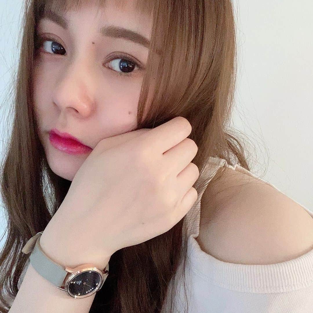 のインスタグラム：「﻿ 今日はお天気が良くて気持ちよかった〜😌🌷﻿ 外の方が暖かいんじゃないかって思うくらいお家の中が寒かった…早く色んなところにお出かけ行きたーいっっ！出かけれるようになったら1番にどこ行きたい？って聞かれると悩む、、、🙂💡💭﻿ ﻿ ﻿ #おうち時間 #腕時計  #liakulea #腕時計 #時計 #腕時計倶楽部 #手元倶楽部#リアクレア #watch #watches」