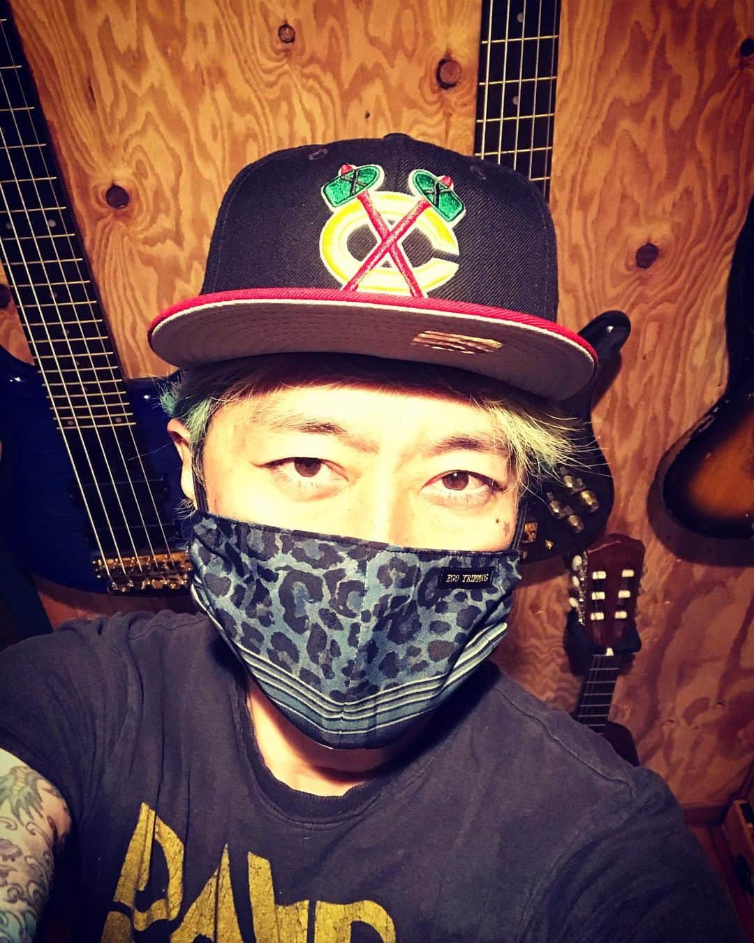 Ju-kenのインスタグラム：「アパレルブランド、EGO TRIPPINGのボス、ジュンくんが「みんな大変な時期ですが、頑張って乗り切りましょうね」と、ステキなプレゼントを送ってくれました🎁  ありがとう✌️ Thanxxx maxxx @egotripping_jun #egotripping #mask #gift」
