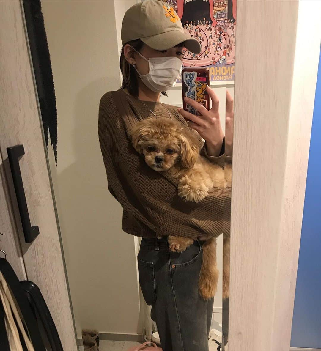 Manitasのインスタグラム：「今日はベージュおばさん🐿🥜 日々、買い物と散歩しか行かないから適当だけど好きなもの着る capはピーポさんだし、パンツは501だしアゲェーー⤴︎⤴︎ #今日のまに #ベージュおばさん #コマニのやる気のない顔 #はやくお散歩行きたいよぉ写真とかいいからはやく行こうよぉ #てな感じの気持ちが滲み出た顔 #コマニもベージュ #だからお揃い #もう若者言葉とかよくわからない #テンアゲェ #おばさん化 #久しぶりにハッシュタグ多め #ありがとうございました」