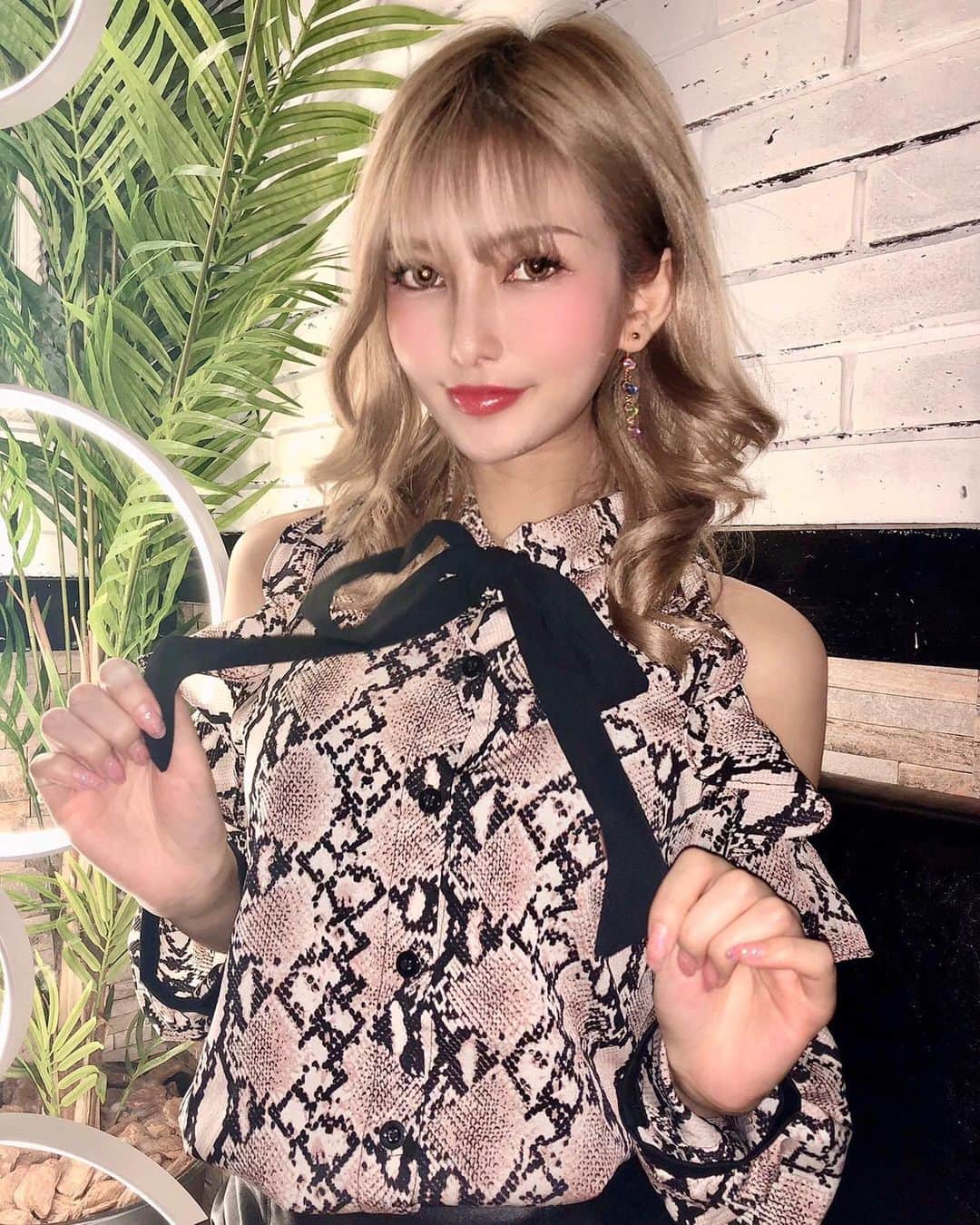 のインスタグラム：「このトップス載せたらどこのー？👗💞 と質問がきたので💡  @brietoile_08 のヘビオフショルトップス🐍 リボンとフリルついてるから、柄強めでも甘めに着れるよ🎀💓 キレイで可愛いが好きだから、どスト🎯🎯🎯 肩出しで細店効果もあるよーん😘 では、これからお仕事行ってきます👮 配信皆見てねーん🧡  _ #fashion#code#ファッション#コーデ#モデル#ダンサー#キャンギャル#レースクイーン#ハーフ#クウォーター#一眼レフ#撮影#メイク#金髪#ヘアアレンジ#シースルーバング#表参道#渋谷#六本木#横浜#歌舞伎町#大阪#春服#配信#twitch#girl#me#tokyo#japan#philippines」