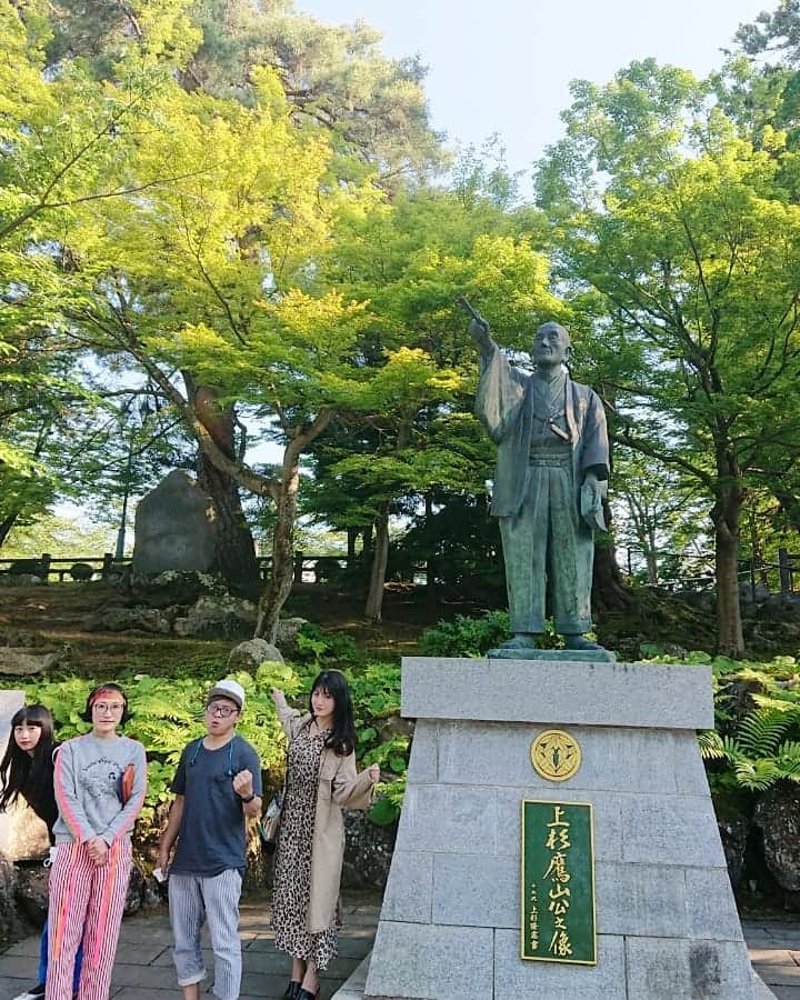 吉本坂46さんのインスタグラム写真 - (吉本坂46Instagram)「2019年6月頃🎉 山形でのお仕事終わりに、少し時間があったので #上杉神社 へ寄り道しました✨ この日のお仕事は制服を着てのお仕事🏫 学生感満載だったのですが、この写真は姉弟感が出ていて好きな一枚です👩‍👩‍👧‍👧❤️ 天気もすごくよくて、松浦さんのお誕生日当日で、なにかとてもご縁を感じた１日でした🥺🎶 #吉本坂46 #水玉れっぷう隊ケン #小寺真理 #スパイク松浦 #スパイク小川 #晴れ #いい電器」4月25日 20時40分 - yoshimotozaka46official