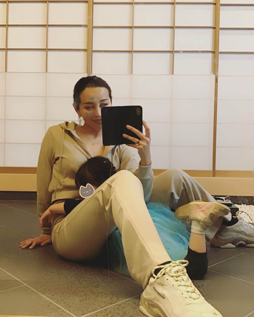 PINKYのインスタグラム：「mom life🐥🐔💛 . セットアップの写真をもっと見たいというリクエストをいただいたので撮ろうと思ったのですが、プリンセスがやってきて、全然撮れません😂🏰👧🏻👑💗 . だけど、こんな毎日が、幸せ🥰❤️✨ . ✷ ✷ ✷ ✷ ✷ ✷ ✷ ✷ “Pinky × Expired girl”コラボレーショントラックスーツ セットアップ💗 沢山のリクエストをいただいて、4/30まで販売期間を延長することとなりました😆👌🌈💕 . .  お家で過ごす日々も、自分らしく本当に気に入ったものを着て、贅沢に快適に自分の時間を過ごす心地良さを味わってください🌹✨ .  再販はありませんので、 是非この機会に手に入れてくださいね🤗❤️ . .  ウェブサイトはInstagramの私のプロフィール、もしくはストーリーズから見ることができます😉💖 . ⚠️コンビニ決済を選ばれた方は期限内にお支払いをしていただかないとキャンセルになりますので、ご注意ください⚠️ . . ・・・ ・・・ #sixtypercent #expiredgirl #collaboration  #luxury #comfortable  #love #happy #family #mamalife #stayhome #roomwear #setup #comfy #ideal #luxury #nudebeige #collaboration #quarantine #お家時間 #ラウンジウェア #ルームウェア #セットアップ #お家ウェアでも女子力UP #期間限定 #数量限定」