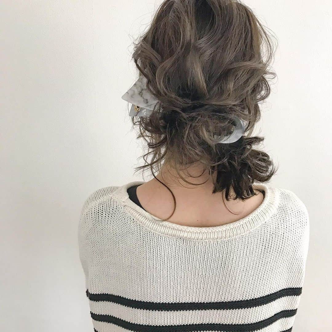 【高砂・美容師】平岡歩 ヘアアレンジ hairarrangeさんのインスタグラム写真 - (【高砂・美容師】平岡歩 ヘアアレンジ hairarrangeInstagram)「今は半営業自粛中で、 時間があると、サロンワークしたい気持ちが高まってくるので😅過去のデータみたりして、自分を鼓舞しているのですが、  本当にいつもお越し頂いるお客様にはつくづく感謝しかないなーと。 僕のスマホにはお客様のヘアスタイルの写真や動画が、整理しても、今4万枚程あるのですがぜーんぶ思い出深くて、こう言う時でも本当に自分は幸せだなと感じさせて頂いております🙇‍♂️ また営業が再開した時も気持ちが緩む事なく、寧ろ自粛前より高まった気持ちで皆様とお会い出来る日を心より楽しみにしています✨  ちょっと過去データもインスタに上げて行こうかなと思います♪良かったら見ていって下さい😊  本当にいつもお客様、インスタ見て頂いてるフォロワー様ありがとうございます♪ ・ ・  画像や動画は保存して後から見返してにお使い下さい♪﻿ ＿＿＿＿＿＿＿＿＿＿＿＿＿＿＿＿＿＿＿＿＿＿＿﻿ ﻿ 【共に頑張る美容師さん】﻿ 【自分に合うカラーをお探しの方】﻿ 【自分に合うカットデザインをお探しの方】﻿ 【ヘアアレンジがしたい方】﻿ ﻿ の方々向けに毎日更新しています✨﻿ フォローして応援して頂ければ嬉しい限りです😆﻿ ﻿ ⬇︎⬇︎⬇︎⬇︎⬇︎⬇︎⬇︎⬇︎⬇︎⬇︎⬇︎⬇︎⬇︎⬇︎⬇︎⬇︎⬇︎⬇︎﻿ 《@ayumi_hiraoka》﻿ ＿＿＿＿＿＿＿＿＿＿＿＿＿＿＿＿＿＿＿＿＿＿＿﻿ @wooluuw 代表　﻿ 平岡歩﻿ ﻿ ウールーは﻿ ・キッズルーム完備﻿ ・FREE Wi-Fi﻿ ・日替わりデザートサービス🍰﻿ ・豊富なドリンクサービス🥤﻿ ・オリジナルシャンプー﻿ など、ウールーでしか体験できない﻿ 想い出に残る仕掛けが沢山あります✨﻿ ﻿ ただ髪を綺麗に整えるだけでなく﻿ 私達が輝かせたいのはあなたの心です☺️ ﻿ ﻿ 【お店情報】﻿ 営業時間　10時〜20時ぐらい﻿ 料金表　インスタグラム　ハイライトに記載﻿ 住所　兵庫県姫路市二階町﻿ ﻿ 【ご予約方法】﻿ ご予約時にLINE @にて﻿ ・料金の事前提示﻿ ・所要時間の事前提示﻿ ・このカラーはどのメニュー選べばいい？﻿ などお気軽にご相談下さい🙇‍♂️ ご予約はこちらのLINEからお願いします♪﻿ LINE ID 【@ekm1861m】﻿ LINEのID検索より検索してください﻿ 最初の＠マークを忘れずに入れて下さい。﻿ ご質問などはコメントにお願い致します！ ・  #ヘアアレンジ #結婚式ヘア #ウエディングヘア #高砂 #加古川 #himeji  #ヘアアクセサリー #お団子ヘアアレンジ #お団子アレンジ #お団子ヘア #シニヨンスタイル  #シニヨンヘア  #姫路 #himeji  #姫路美容院 #高砂美容院 #加古川美容院 #シニヨンアレンジ #姫路美容師 #姫路美容室 #Wooluuw #ウールー #シニヨン #へああれんじ #ヘアアレンジ動画 #姫路美容師平岡歩 #姫路美容室ウールー #美容師さんと繋がりたい #美容学生　#美容学生と繋がりたい #美容師の休日」4月25日 20時46分 - ayumi_hiraoka