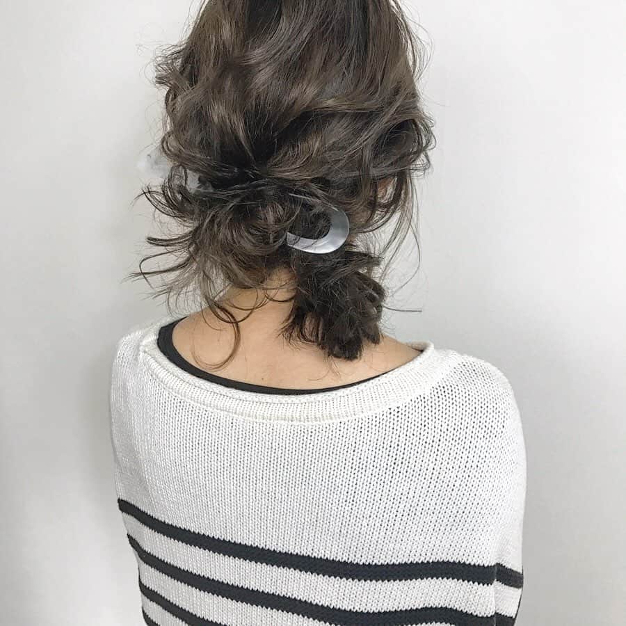 【高砂・美容師】平岡歩 ヘアアレンジ hairarrangeさんのインスタグラム写真 - (【高砂・美容師】平岡歩 ヘアアレンジ hairarrangeInstagram)「今は半営業自粛中で、 時間があると、サロンワークしたい気持ちが高まってくるので😅過去のデータみたりして、自分を鼓舞しているのですが、  本当にいつもお越し頂いるお客様にはつくづく感謝しかないなーと。 僕のスマホにはお客様のヘアスタイルの写真や動画が、整理しても、今4万枚程あるのですがぜーんぶ思い出深くて、こう言う時でも本当に自分は幸せだなと感じさせて頂いております🙇‍♂️ また営業が再開した時も気持ちが緩む事なく、寧ろ自粛前より高まった気持ちで皆様とお会い出来る日を心より楽しみにしています✨  ちょっと過去データもインスタに上げて行こうかなと思います♪良かったら見ていって下さい😊  本当にいつもお客様、インスタ見て頂いてるフォロワー様ありがとうございます♪ ・ ・  画像や動画は保存して後から見返してにお使い下さい♪﻿ ＿＿＿＿＿＿＿＿＿＿＿＿＿＿＿＿＿＿＿＿＿＿＿﻿ ﻿ 【共に頑張る美容師さん】﻿ 【自分に合うカラーをお探しの方】﻿ 【自分に合うカットデザインをお探しの方】﻿ 【ヘアアレンジがしたい方】﻿ ﻿ の方々向けに毎日更新しています✨﻿ フォローして応援して頂ければ嬉しい限りです😆﻿ ﻿ ⬇︎⬇︎⬇︎⬇︎⬇︎⬇︎⬇︎⬇︎⬇︎⬇︎⬇︎⬇︎⬇︎⬇︎⬇︎⬇︎⬇︎⬇︎﻿ 《@ayumi_hiraoka》﻿ ＿＿＿＿＿＿＿＿＿＿＿＿＿＿＿＿＿＿＿＿＿＿＿﻿ @wooluuw 代表　﻿ 平岡歩﻿ ﻿ ウールーは﻿ ・キッズルーム完備﻿ ・FREE Wi-Fi﻿ ・日替わりデザートサービス🍰﻿ ・豊富なドリンクサービス🥤﻿ ・オリジナルシャンプー﻿ など、ウールーでしか体験できない﻿ 想い出に残る仕掛けが沢山あります✨﻿ ﻿ ただ髪を綺麗に整えるだけでなく﻿ 私達が輝かせたいのはあなたの心です☺️ ﻿ ﻿ 【お店情報】﻿ 営業時間　10時〜20時ぐらい﻿ 料金表　インスタグラム　ハイライトに記載﻿ 住所　兵庫県姫路市二階町﻿ ﻿ 【ご予約方法】﻿ ご予約時にLINE @にて﻿ ・料金の事前提示﻿ ・所要時間の事前提示﻿ ・このカラーはどのメニュー選べばいい？﻿ などお気軽にご相談下さい🙇‍♂️ ご予約はこちらのLINEからお願いします♪﻿ LINE ID 【@ekm1861m】﻿ LINEのID検索より検索してください﻿ 最初の＠マークを忘れずに入れて下さい。﻿ ご質問などはコメントにお願い致します！ ・  #ヘアアレンジ #結婚式ヘア #ウエディングヘア #高砂 #加古川 #himeji  #ヘアアクセサリー #お団子ヘアアレンジ #お団子アレンジ #お団子ヘア #シニヨンスタイル  #シニヨンヘア  #姫路 #himeji  #姫路美容院 #高砂美容院 #加古川美容院 #シニヨンアレンジ #姫路美容師 #姫路美容室 #Wooluuw #ウールー #シニヨン #へああれんじ #ヘアアレンジ動画 #姫路美容師平岡歩 #姫路美容室ウールー #美容師さんと繋がりたい #美容学生　#美容学生と繋がりたい #美容師の休日」4月25日 20時46分 - ayumi_hiraoka