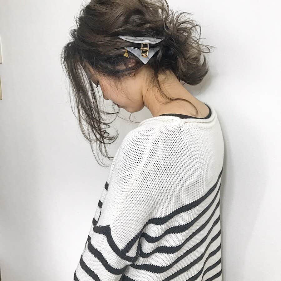 【高砂・美容師】平岡歩 ヘアアレンジ hairarrangeさんのインスタグラム写真 - (【高砂・美容師】平岡歩 ヘアアレンジ hairarrangeInstagram)「今は半営業自粛中で、 時間があると、サロンワークしたい気持ちが高まってくるので😅過去のデータみたりして、自分を鼓舞しているのですが、  本当にいつもお越し頂いるお客様にはつくづく感謝しかないなーと。 僕のスマホにはお客様のヘアスタイルの写真や動画が、整理しても、今4万枚程あるのですがぜーんぶ思い出深くて、こう言う時でも本当に自分は幸せだなと感じさせて頂いております🙇‍♂️ また営業が再開した時も気持ちが緩む事なく、寧ろ自粛前より高まった気持ちで皆様とお会い出来る日を心より楽しみにしています✨  ちょっと過去データもインスタに上げて行こうかなと思います♪良かったら見ていって下さい😊  本当にいつもお客様、インスタ見て頂いてるフォロワー様ありがとうございます♪ ・ ・  画像や動画は保存して後から見返してにお使い下さい♪﻿ ＿＿＿＿＿＿＿＿＿＿＿＿＿＿＿＿＿＿＿＿＿＿＿﻿ ﻿ 【共に頑張る美容師さん】﻿ 【自分に合うカラーをお探しの方】﻿ 【自分に合うカットデザインをお探しの方】﻿ 【ヘアアレンジがしたい方】﻿ ﻿ の方々向けに毎日更新しています✨﻿ フォローして応援して頂ければ嬉しい限りです😆﻿ ﻿ ⬇︎⬇︎⬇︎⬇︎⬇︎⬇︎⬇︎⬇︎⬇︎⬇︎⬇︎⬇︎⬇︎⬇︎⬇︎⬇︎⬇︎⬇︎﻿ 《@ayumi_hiraoka》﻿ ＿＿＿＿＿＿＿＿＿＿＿＿＿＿＿＿＿＿＿＿＿＿＿﻿ @wooluuw 代表　﻿ 平岡歩﻿ ﻿ ウールーは﻿ ・キッズルーム完備﻿ ・FREE Wi-Fi﻿ ・日替わりデザートサービス🍰﻿ ・豊富なドリンクサービス🥤﻿ ・オリジナルシャンプー﻿ など、ウールーでしか体験できない﻿ 想い出に残る仕掛けが沢山あります✨﻿ ﻿ ただ髪を綺麗に整えるだけでなく﻿ 私達が輝かせたいのはあなたの心です☺️ ﻿ ﻿ 【お店情報】﻿ 営業時間　10時〜20時ぐらい﻿ 料金表　インスタグラム　ハイライトに記載﻿ 住所　兵庫県姫路市二階町﻿ ﻿ 【ご予約方法】﻿ ご予約時にLINE @にて﻿ ・料金の事前提示﻿ ・所要時間の事前提示﻿ ・このカラーはどのメニュー選べばいい？﻿ などお気軽にご相談下さい🙇‍♂️ ご予約はこちらのLINEからお願いします♪﻿ LINE ID 【@ekm1861m】﻿ LINEのID検索より検索してください﻿ 最初の＠マークを忘れずに入れて下さい。﻿ ご質問などはコメントにお願い致します！ ・  #ヘアアレンジ #結婚式ヘア #ウエディングヘア #高砂 #加古川 #himeji  #ヘアアクセサリー #お団子ヘアアレンジ #お団子アレンジ #お団子ヘア #シニヨンスタイル  #シニヨンヘア  #姫路 #himeji  #姫路美容院 #高砂美容院 #加古川美容院 #シニヨンアレンジ #姫路美容師 #姫路美容室 #Wooluuw #ウールー #シニヨン #へああれんじ #ヘアアレンジ動画 #姫路美容師平岡歩 #姫路美容室ウールー #美容師さんと繋がりたい #美容学生　#美容学生と繋がりたい #美容師の休日」4月25日 20時46分 - ayumi_hiraoka